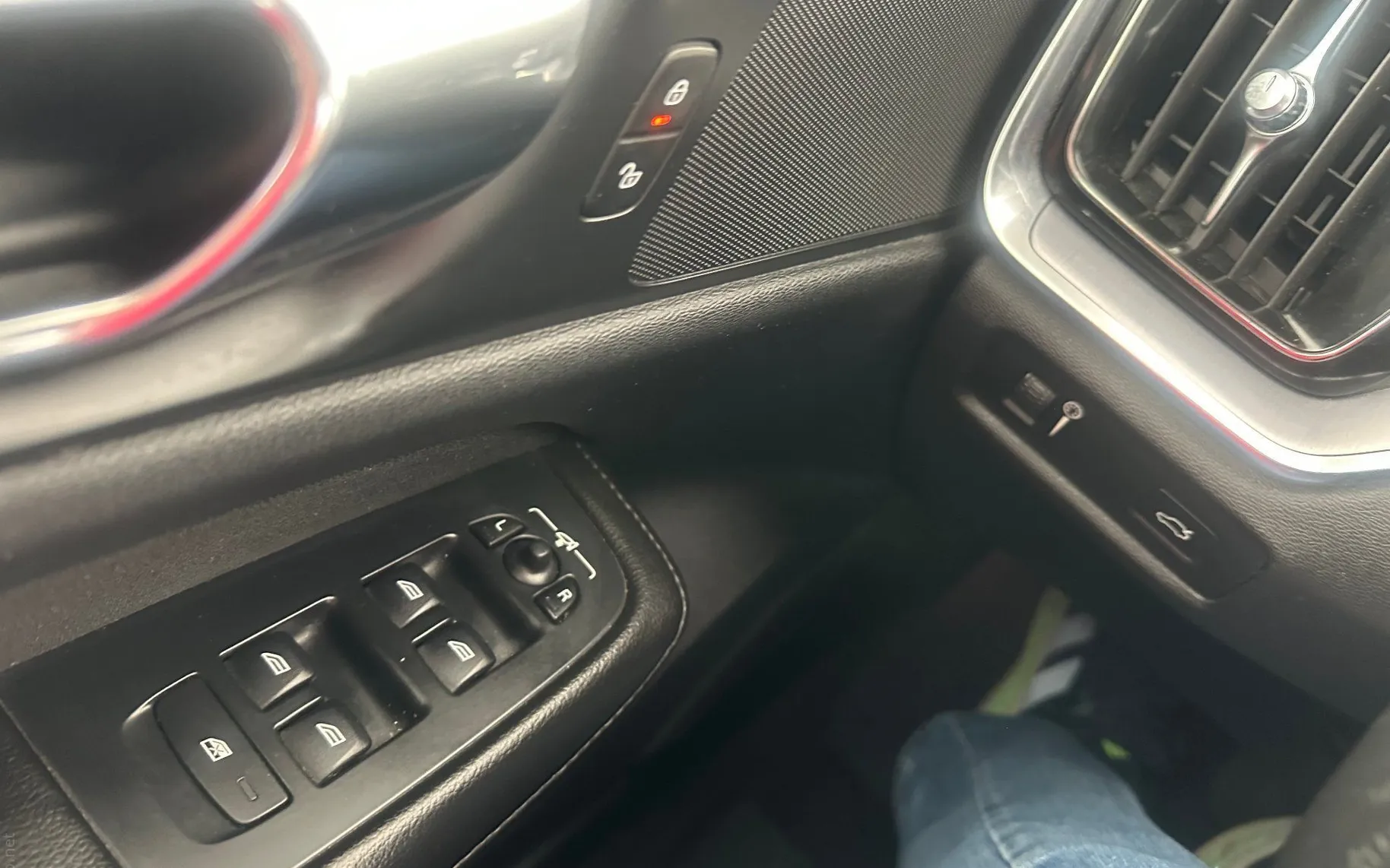 Zunanja slika - Volvo V60 - D3 Momentum Pro Avt+4 ALU.USNJE.NAVI.4X4.TOP - 14