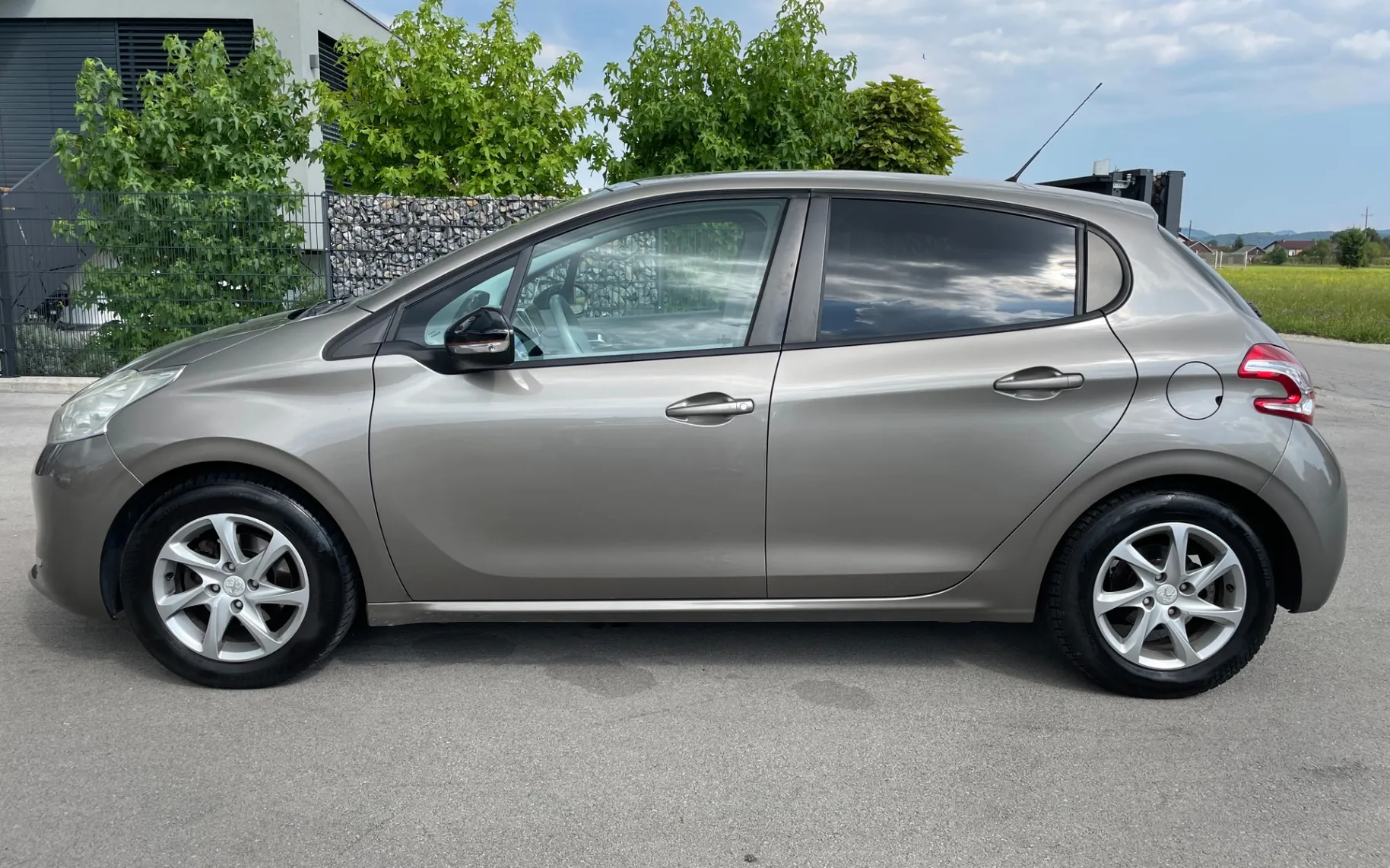 Zunanja slika - Peugeot 208 - 1,4 VTi Allure VTi+SLOVENSKI+SAMO 130.000KM+PANORAMA. - 2