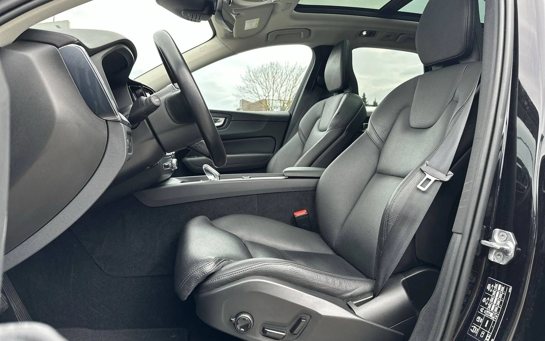 Notranja slika - Volvo XC60 - B4D AWD AUT Momentum Pro - 10