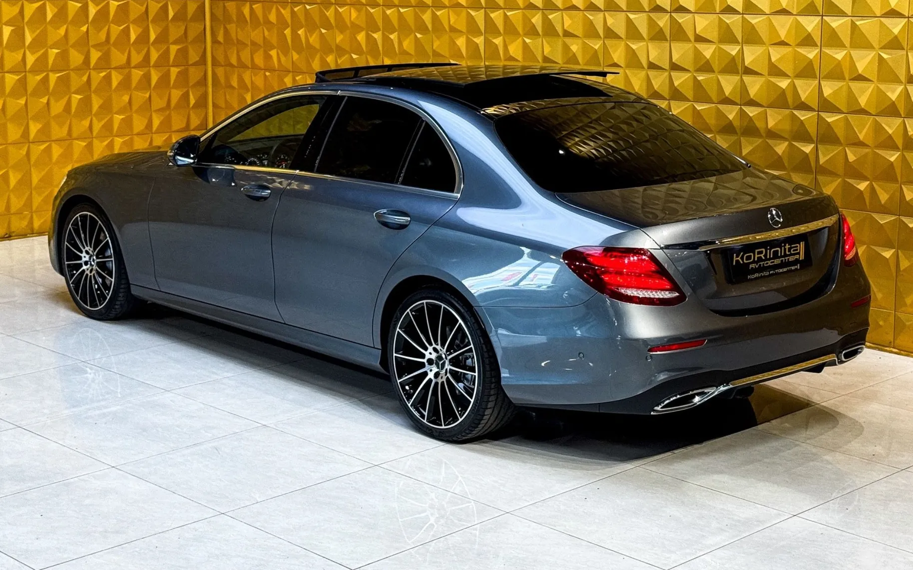 Notranja slika - Mercedes-Benz E-Razred - E200d AMG Line-PANO-KAMERA-GRETJE-AMBI... - 8
