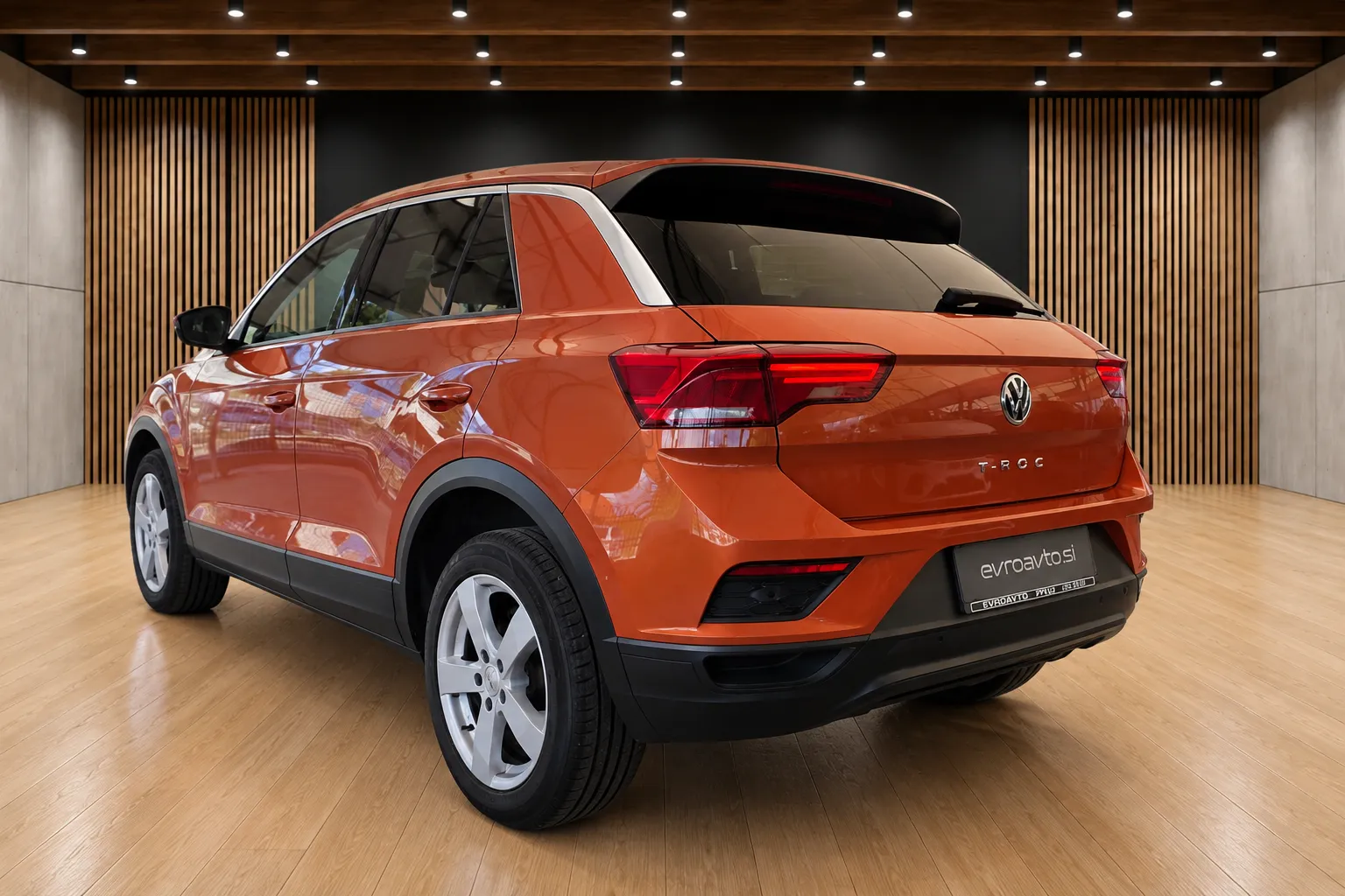 Notranja slika - Volkswagen T-Roc - 1.6 TDI BMT Style Dod.zimske gume na platiščih - 7