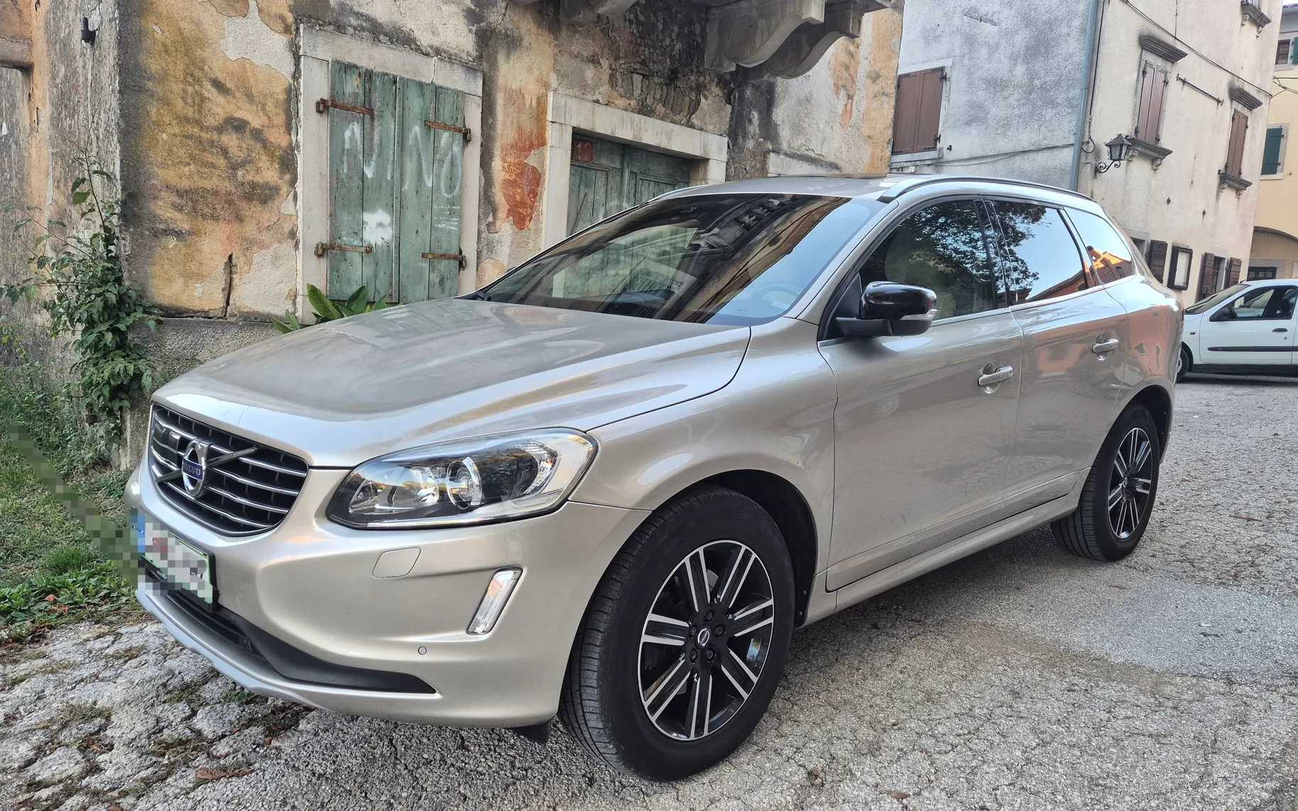 Zunanja slika - Volvo XC60 - FWD D3 Luxury Geartronic - 2