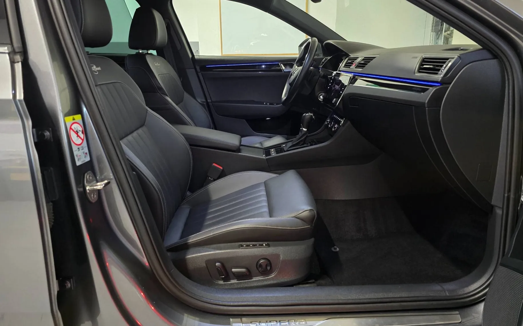 Notranja slika - Škoda Superb - Combi 2.0 TDI L K DSG - Matrix.360kam.usnje.Canton - 17