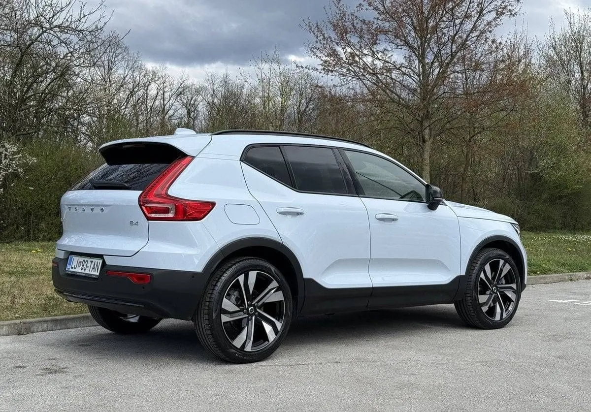 Notranja slika - Volvo XC40 - B4 P Ultra Dark Avt. - 7