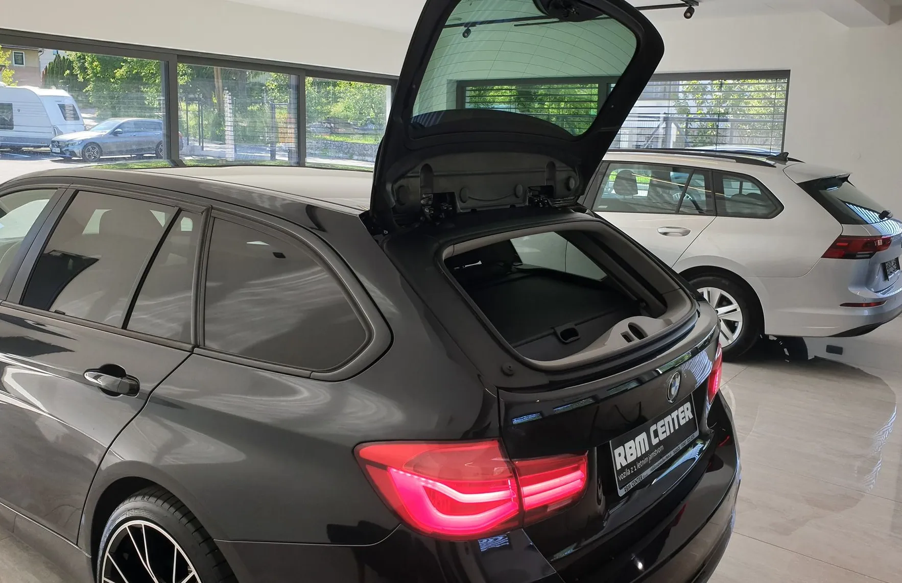 Zunanja slika - BMW Serija 3 - Touring: 318d Touring KEYLES|LED|VELIKA NAVI|PDC|GR.SEDE - 7