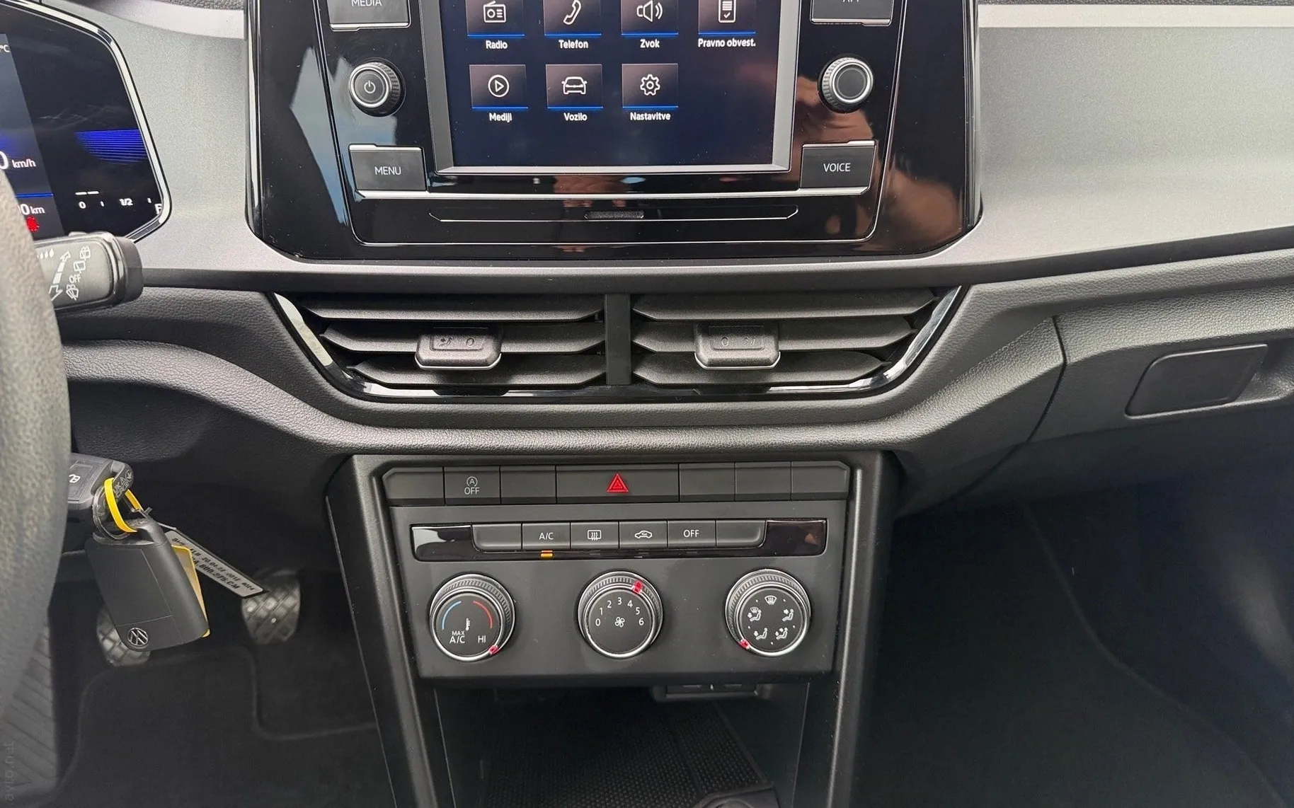 Notranja slika - Volkswagen T-Roc - 1.0 TSI BMT Life-komaj 31.131 KM-1.lastnik-Virtual - 9