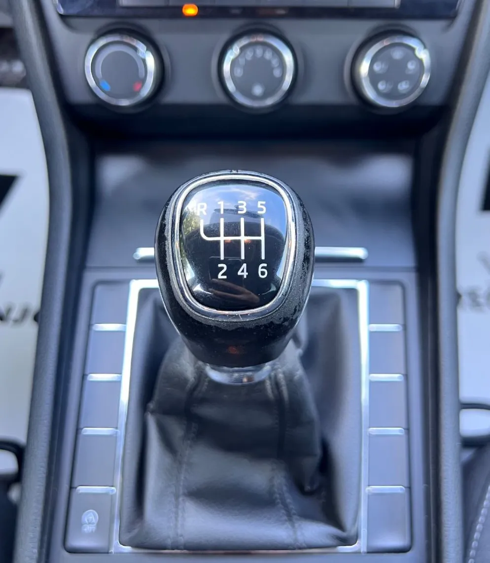 Zunanja slika - Škoda Superb - 2.0 TDI+ALU+TEMP+USB - 19