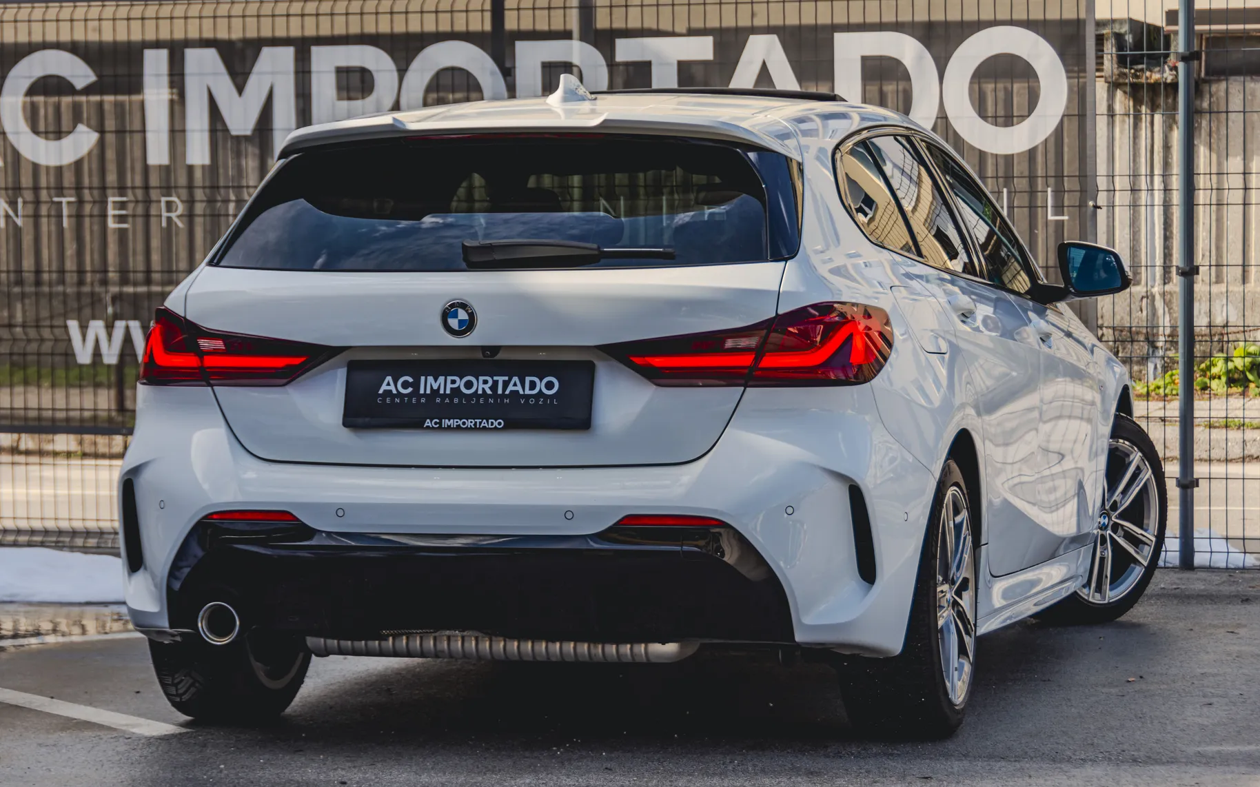 Zunanja slika - BMW - 118i M Sport-LED-HUD-PANO-LC PRO-KAM-17C - 4