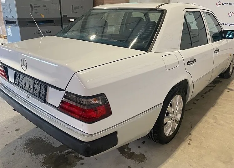 Zunanja slika - Mercedes-Benz E-Razred - 230 BREZ RJE - KLIMATRONIC - ALU - VRHUNSKO STANJE - 4