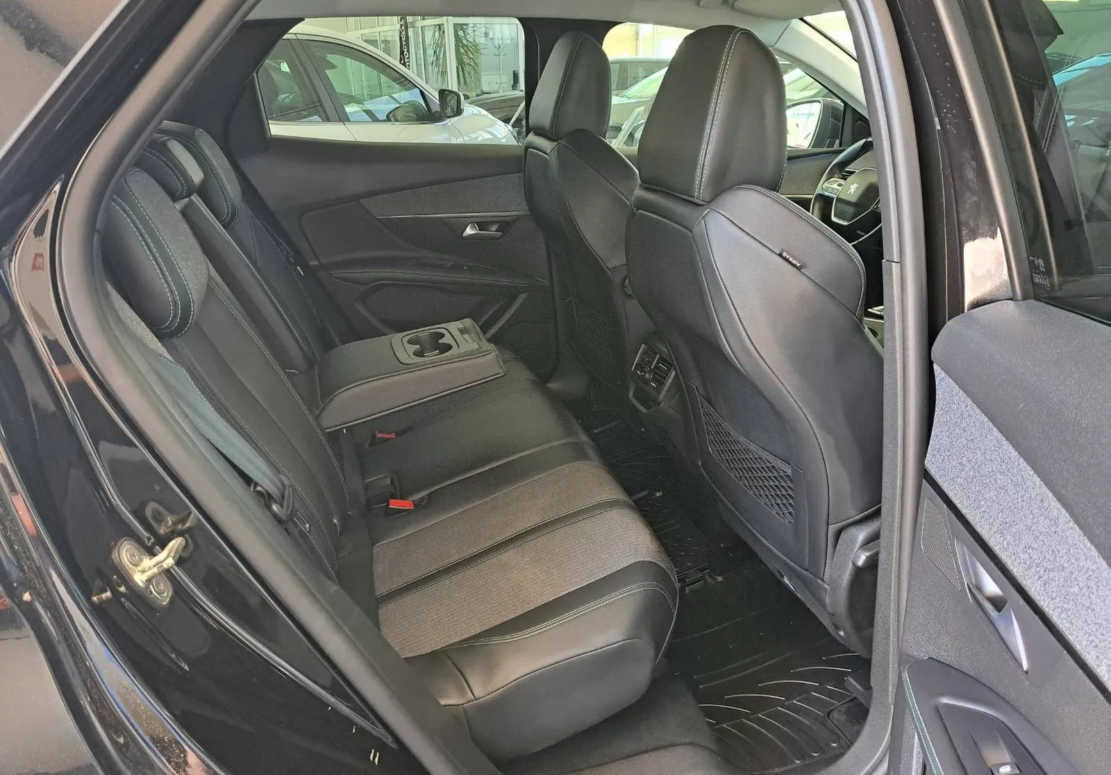 Notranja slika - Peugeot 3008 - 1.5 BlueHDi avt. Allure-FULL LED-KAMERA-ODLIČEN... - 12