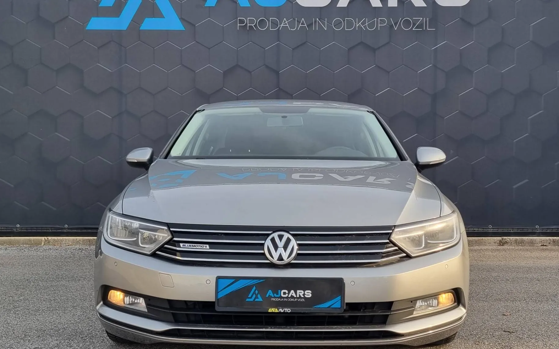 Zunanja slika - VW Passat - 1.6 TDI BMT Comfortline-2XPDC-Navi-Temp-Alu - 2
