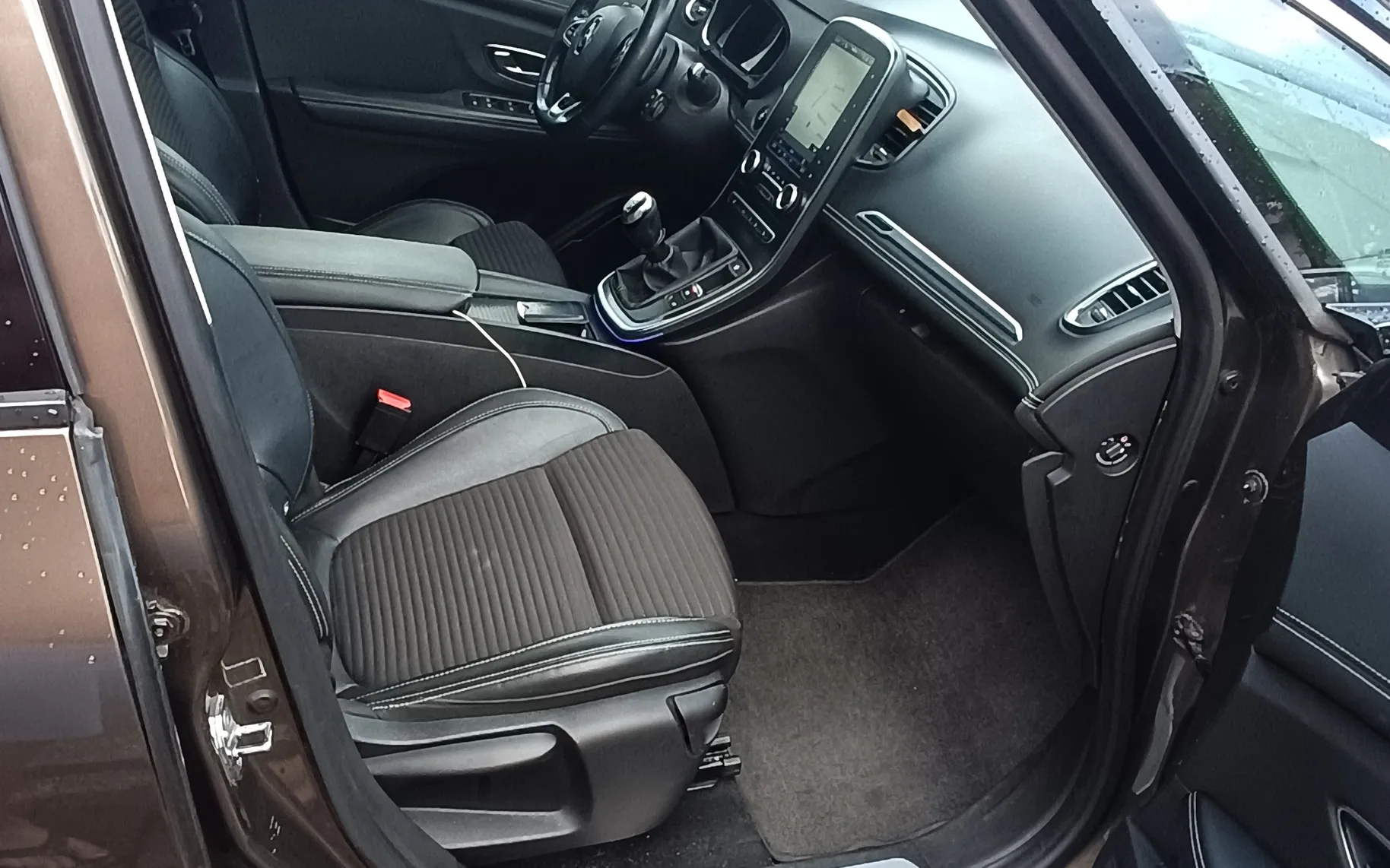 Notranja slika - Renault Scénic - Grand  dCi 130 Energy Edition One - 9