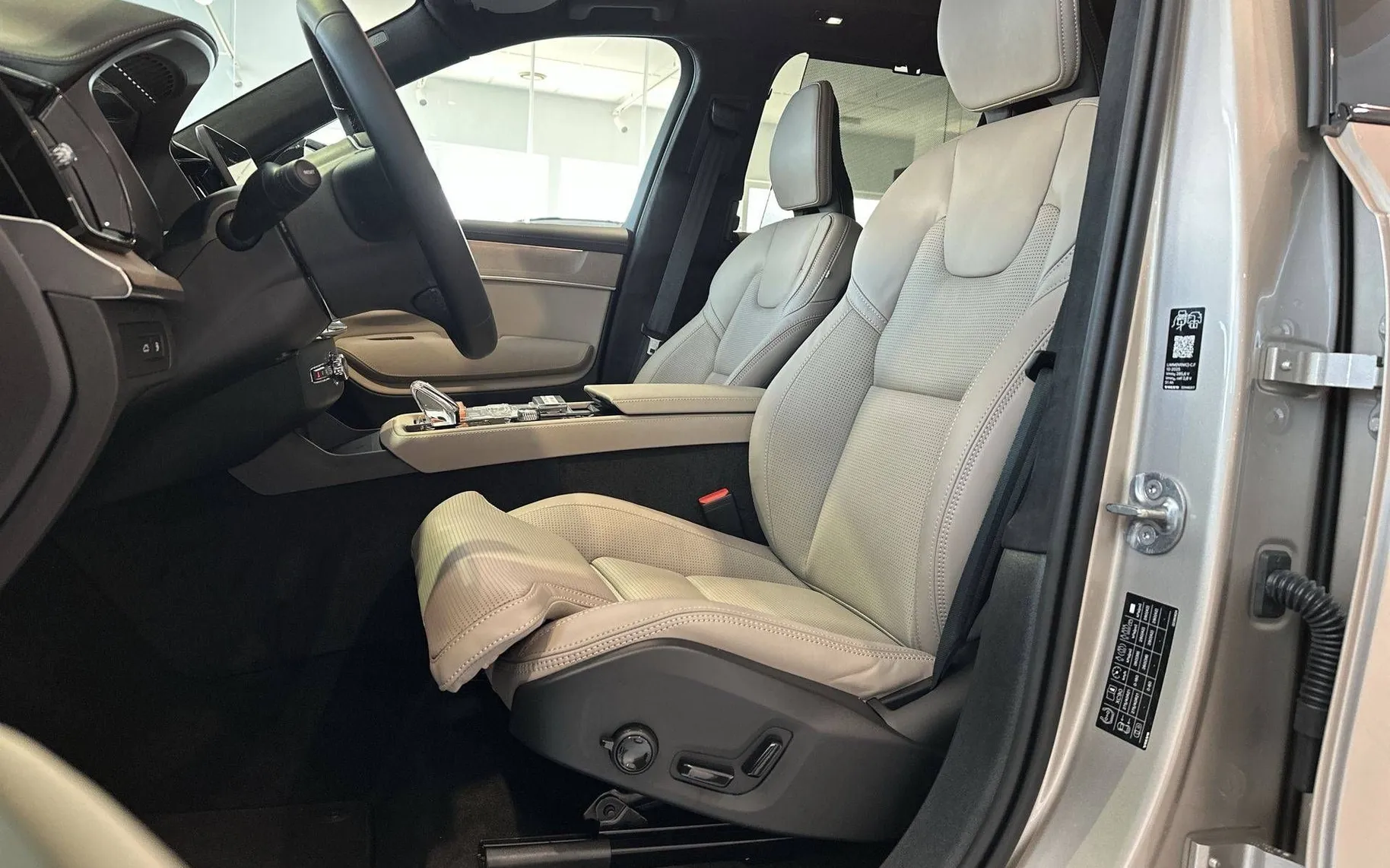 Notranja slika - Volvo XC90 - T8 AWD Ultra Dark 7s 3 leta garancije + 3 servisi. - 8