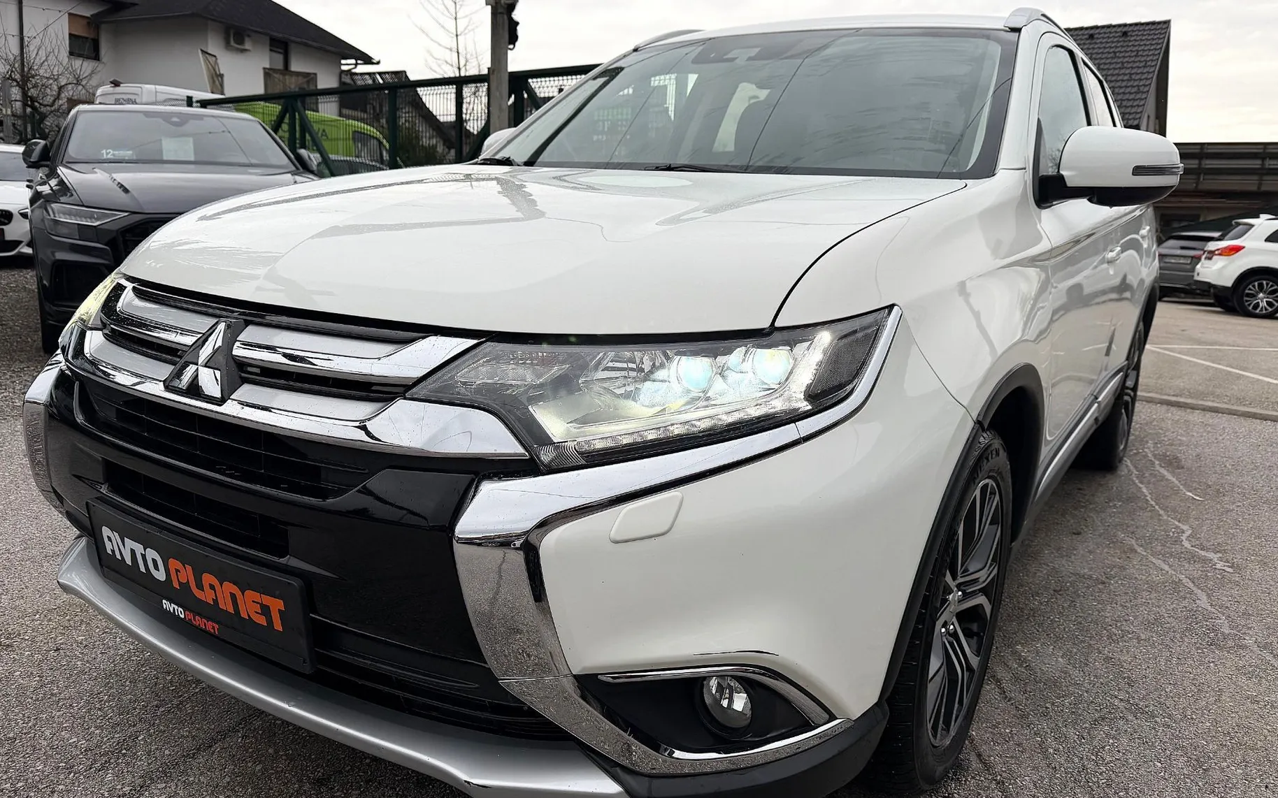 Zunanja slika - Mitsubishi Outlander - 2.2 DI-D 4WD AUT INSTYLE 7SEDEŽEV XENON ACC KAMERA - 8