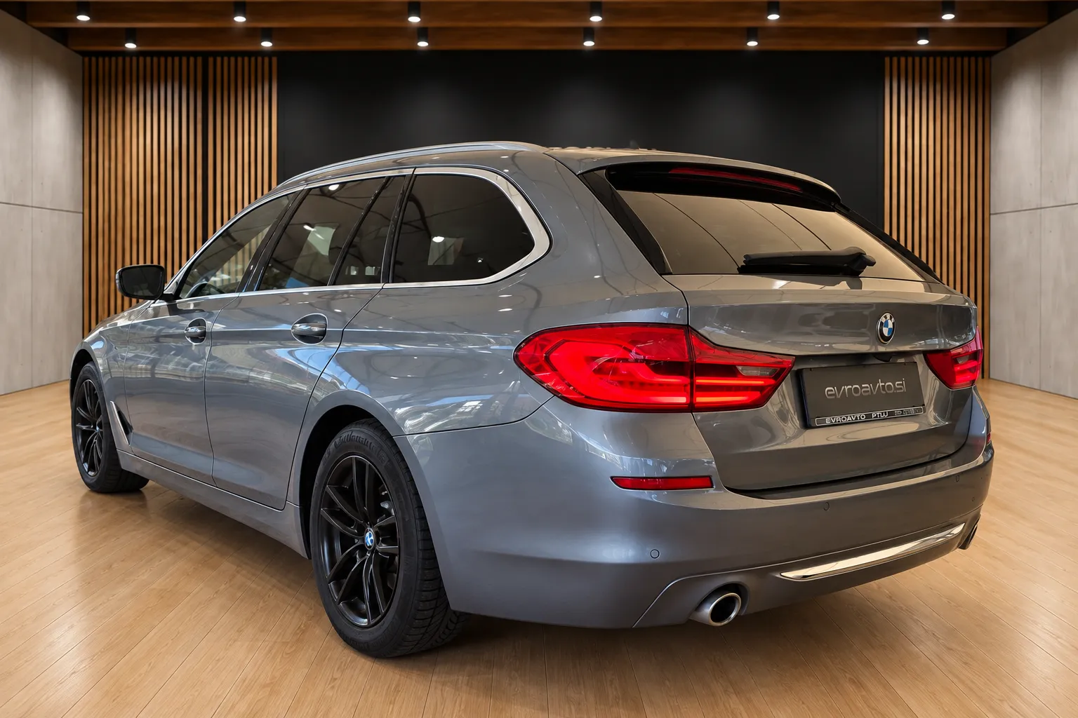 Notranja slika - BMW serija 5 Touring: - 520d Touring Avt.Luxury Line  Head-Up display - 7
