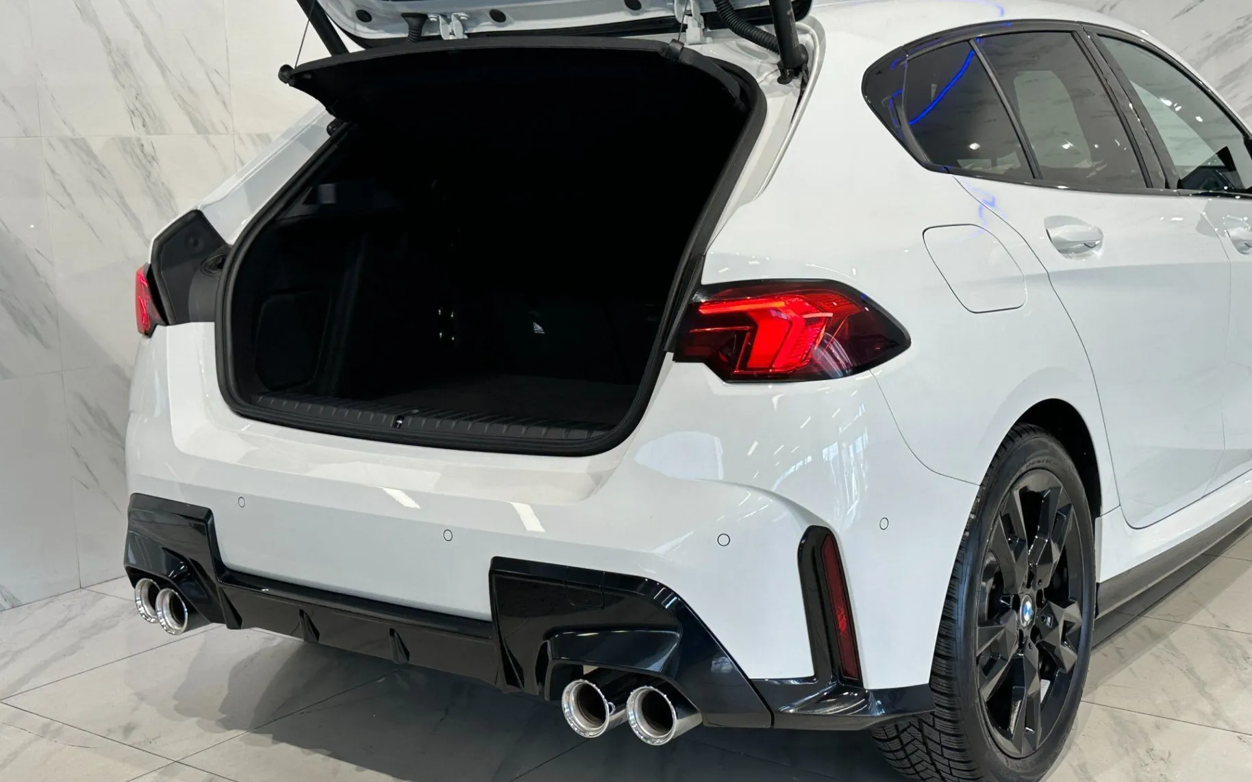 Notranja slika - BMW serija 1: - M135 xDrive |360K|ACC|HUD|Harman|Gretje|KeyGo| - 7