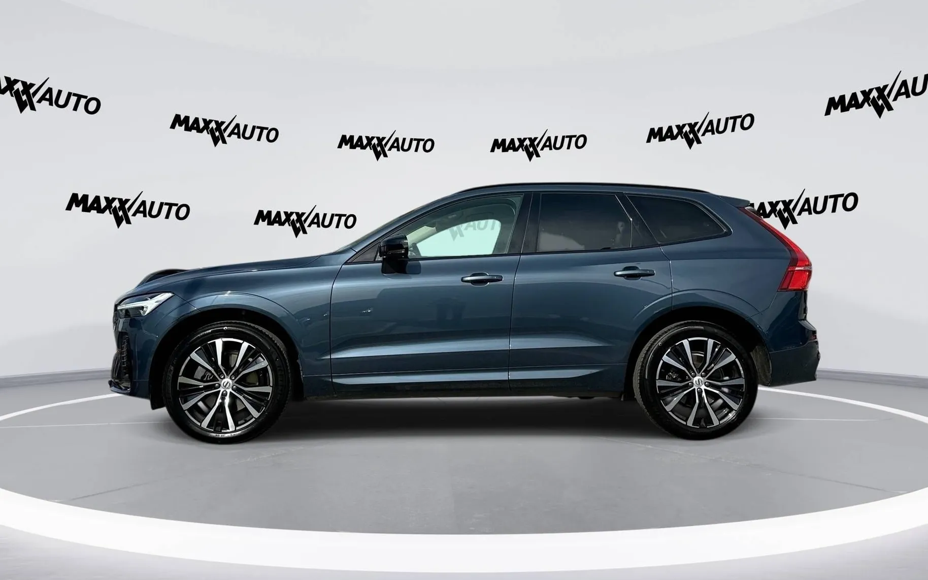Notranja slika - Volvo XC60 - B4 AWD MILD HYBRID PLUS DARK - 8