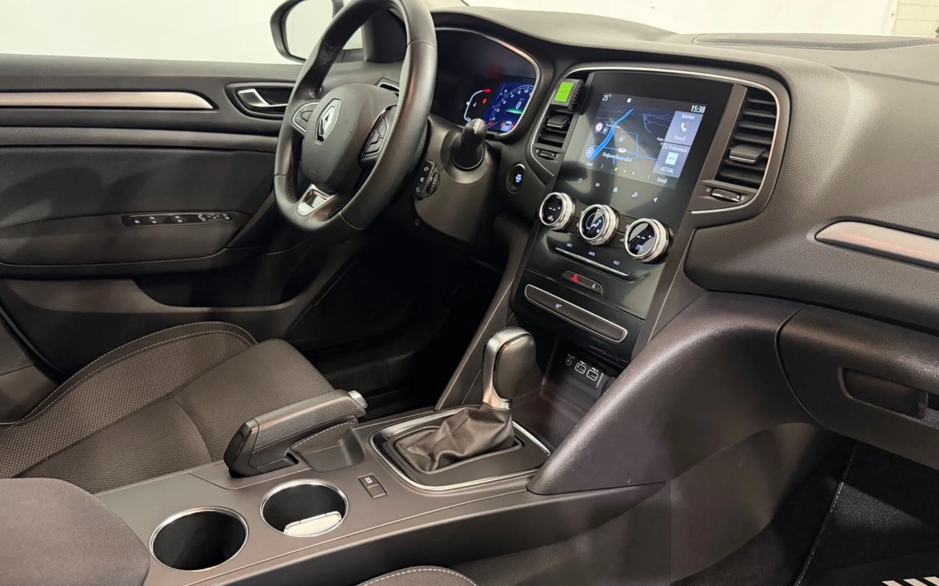 Notranja slika - Renault Megane - 115 DCI-FULL LED-AVTOMATIK-NAVIGACIJA-TEMPOMAT-PDC - 11