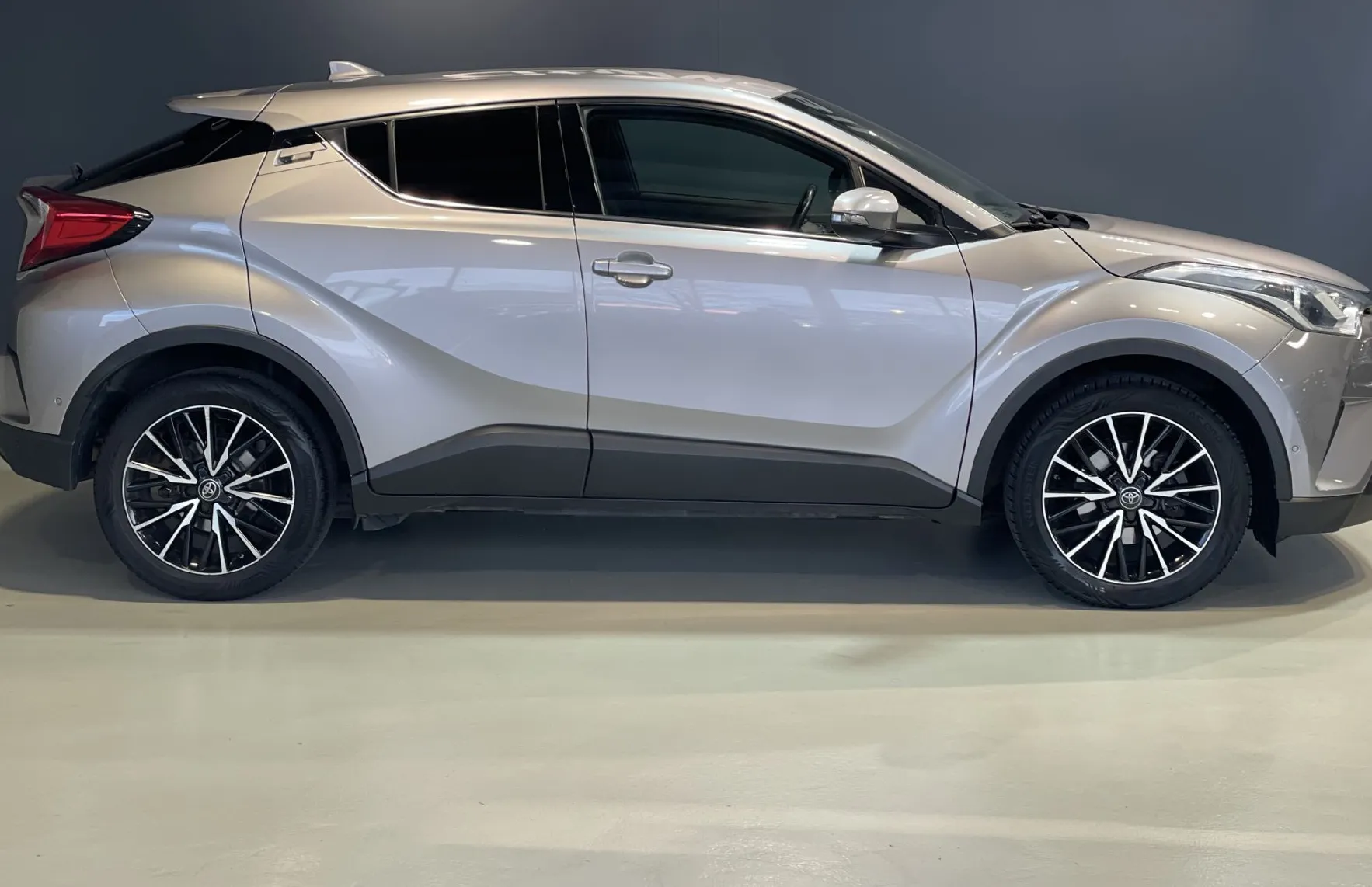 Zunanja slika - Toyota C-HR - KEYLESS-KAMERA-RADAR-LANE-PARK SENZORJI-GRETJE SED - 4