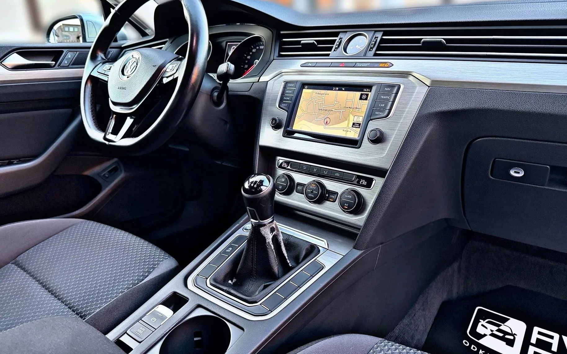 Notranja slika - Volkswagen Passat - 1.6 TDI•LIMO•NAVI•PDC•ODLIČEN - 12