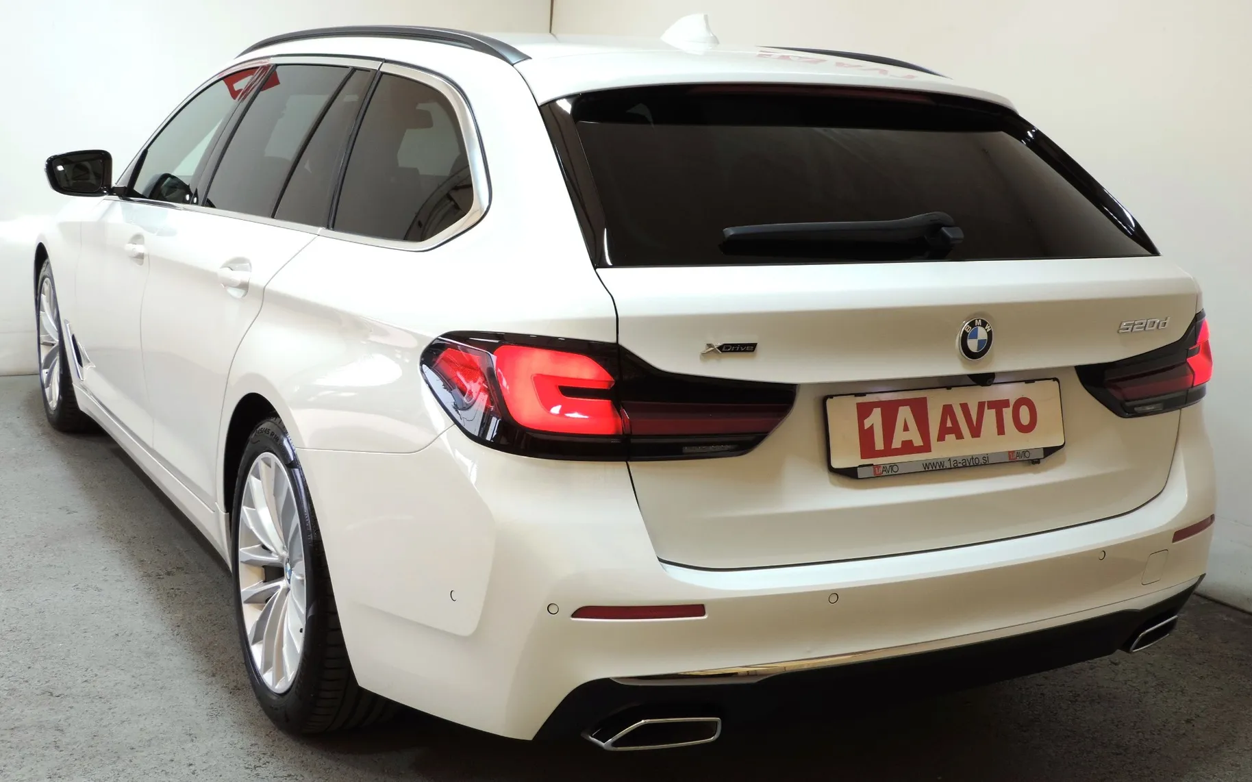 Zunanja slika - BMW Serija 5 - 520d xDrive Touring Avt. Luxury - 7