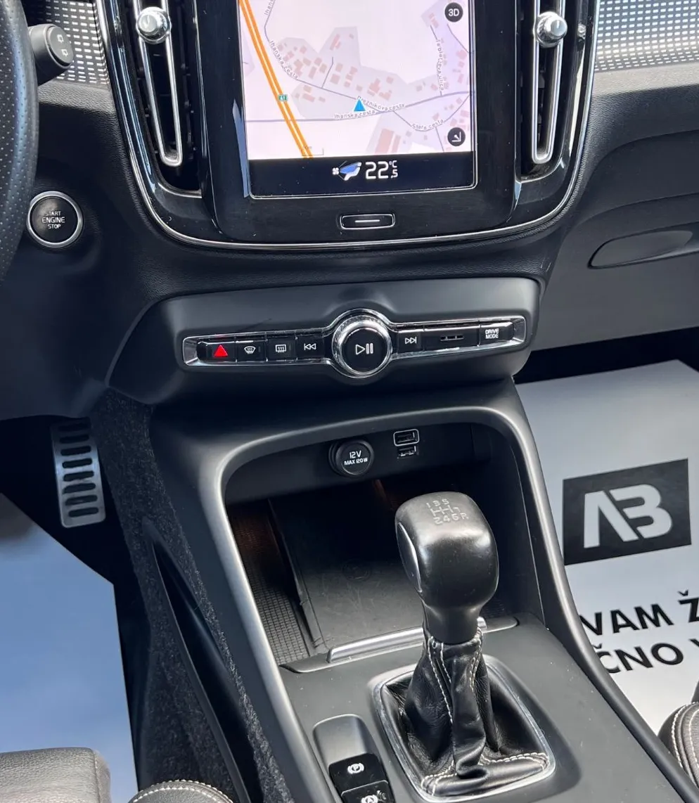 Zunanja slika - Volvo XC40 - T3 R-design+ALU+LED+HI-FI+KLJUKA - 16