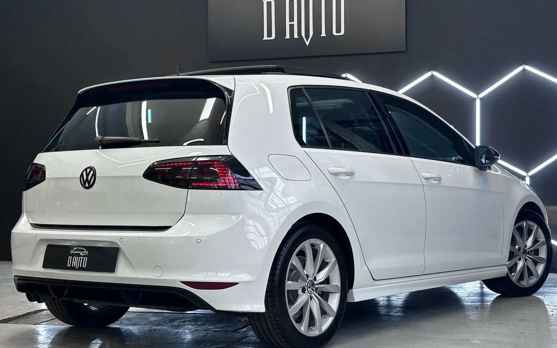 Notranja slika - VW Golf - 2.0 TDI R LINE+PANORAMA+LED+NAVI+GRETJE SEDEZEV... - 8
