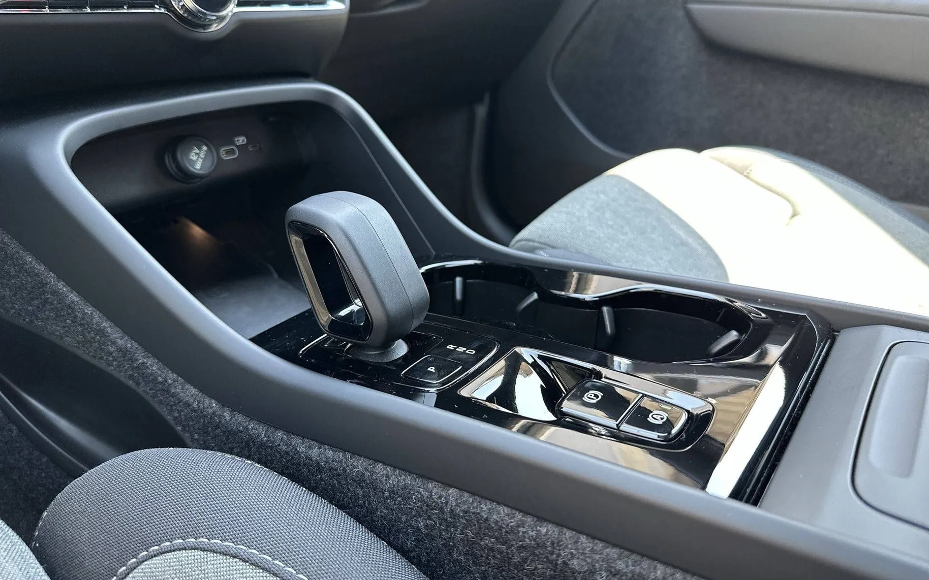 Notranja slika - Volvo XC40 - B3 P Plus Dark Avt. - 20