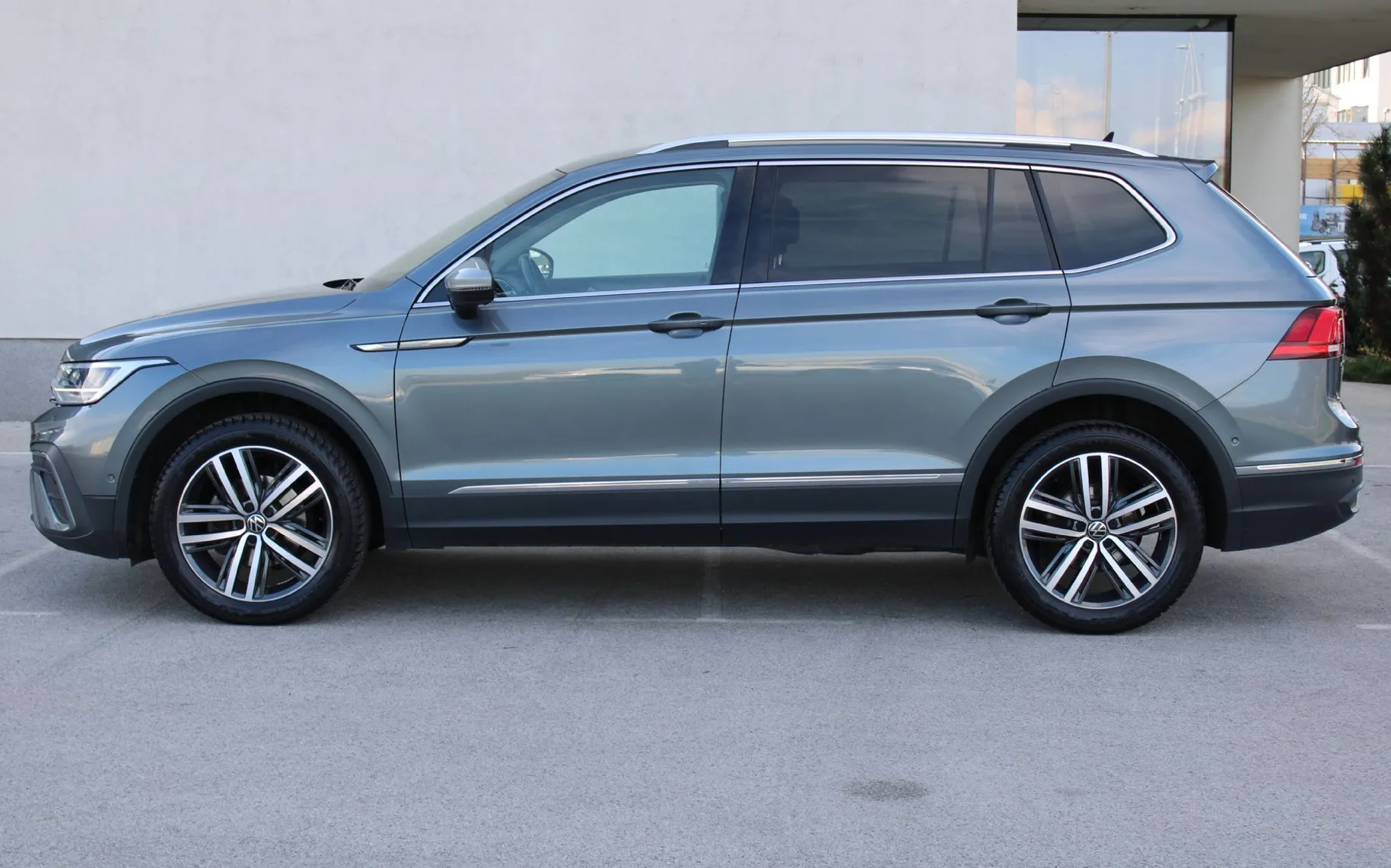 Zunanja slika - VW Tiguan Allspace - 2.0 TDI SCR BMT 110kW Life VIRT GRET SED AKT TEMP - 4