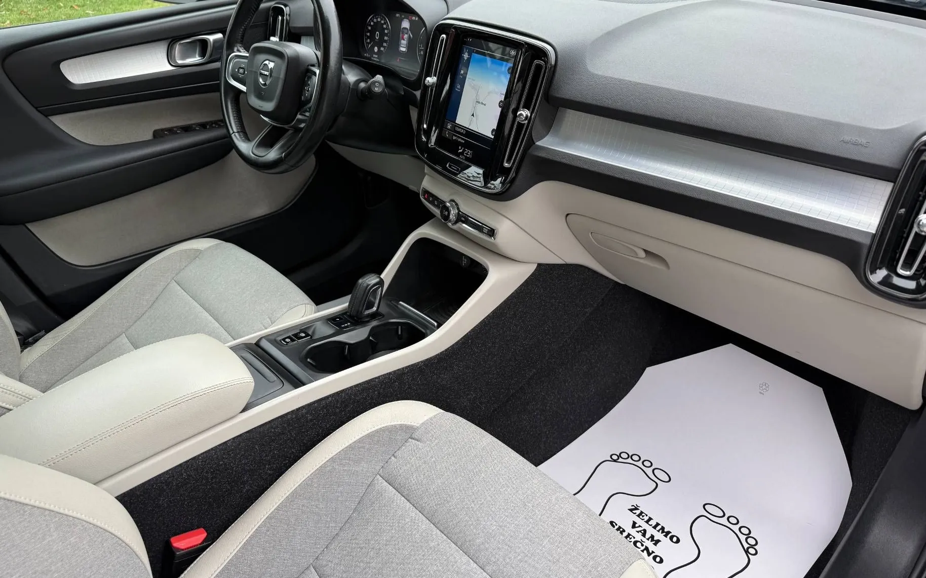 Notranja slika - Volvo XC40 - D3 Momentum Avt.-1 LASTNIK-ALU-KAM-LED-VIRTUAL-NAV - 9