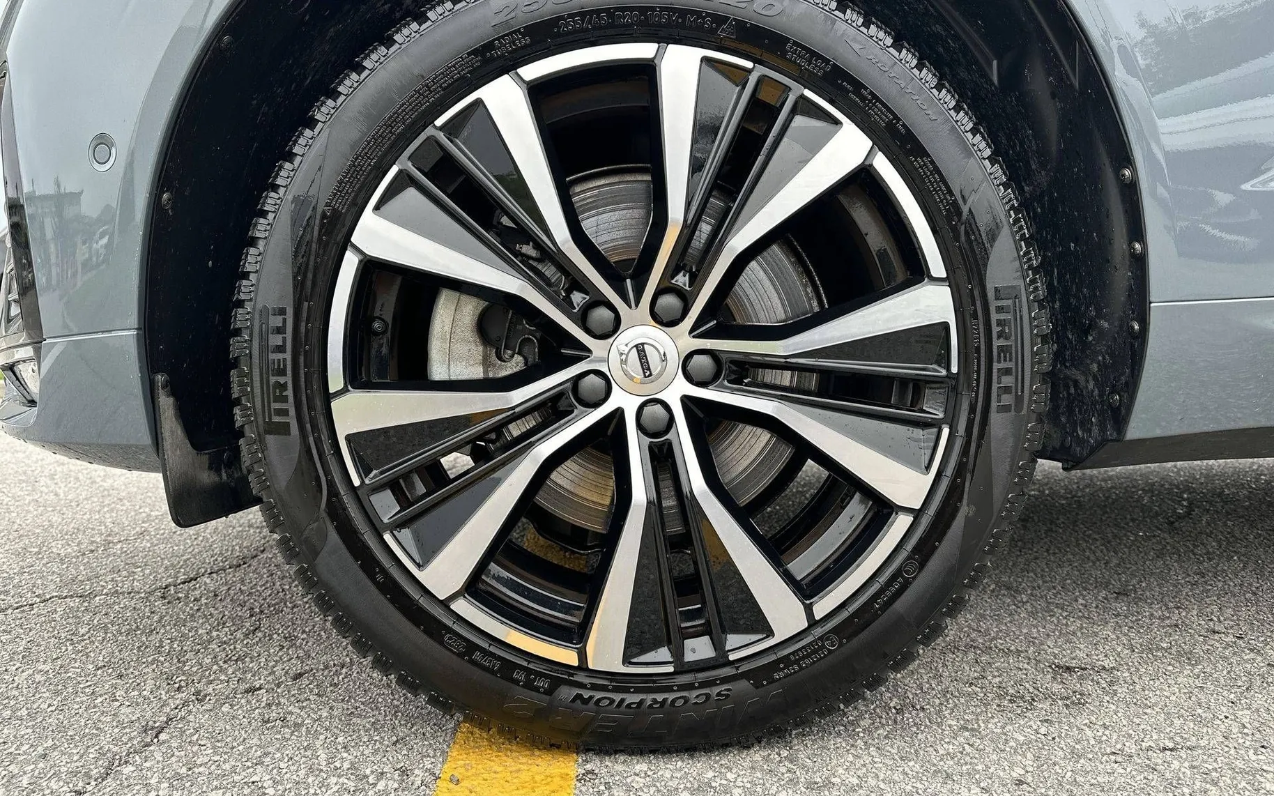 Notranja slika - Volvo XC60 - B4 D AWD Ultimate Dark Avt. - 9