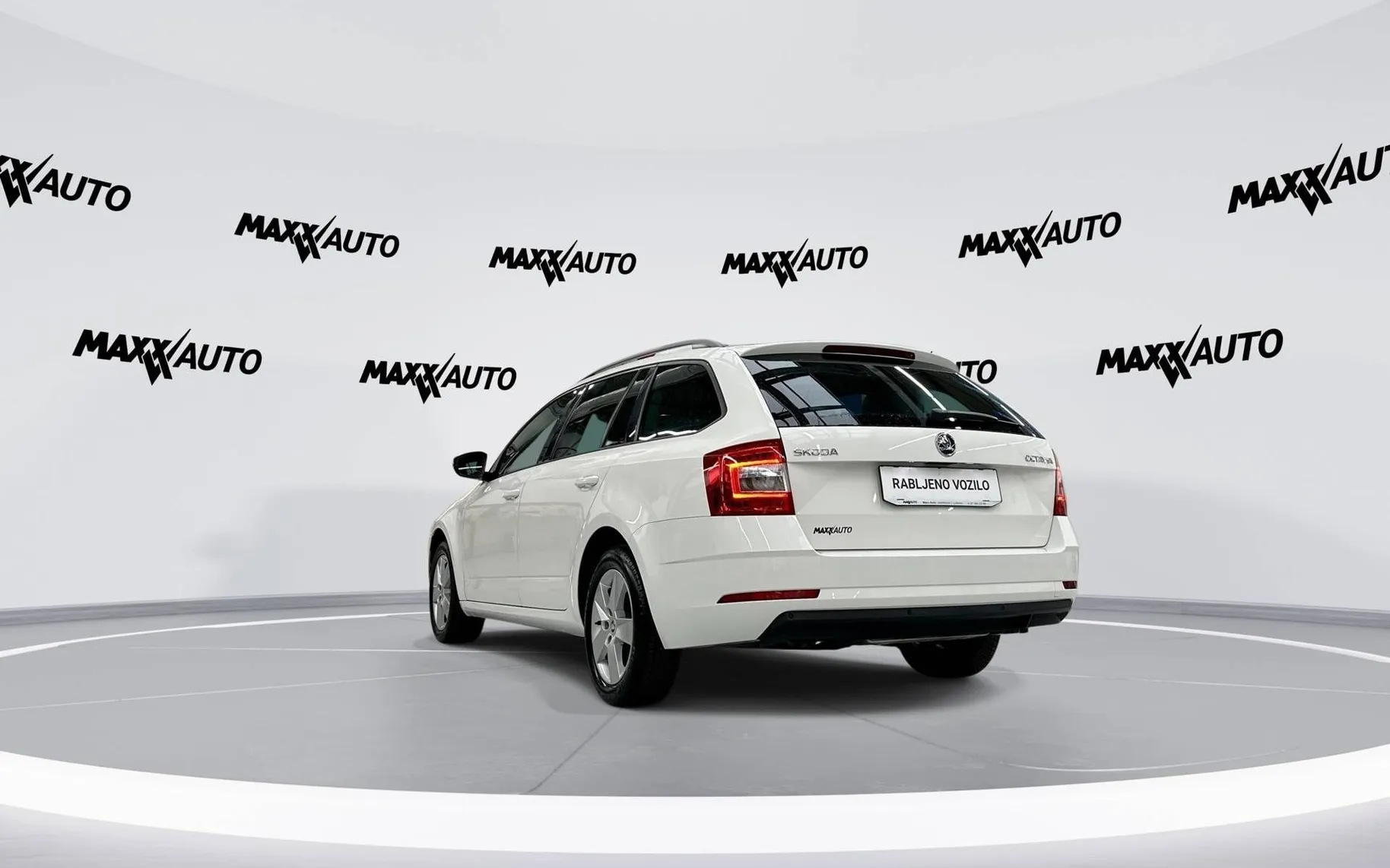 Notranja slika - Škoda Octavia - Combi 1.6 TDI Family... - 7
