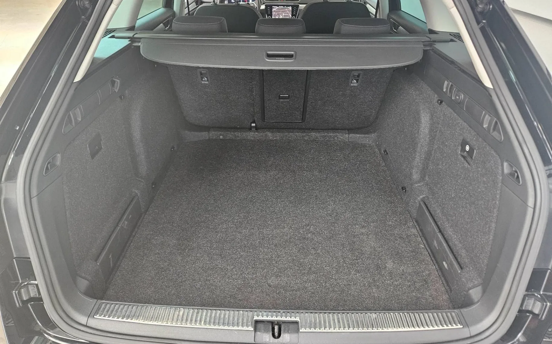 Notranja slika - Škoda Superb - 2.0 TDI Ambition Combi DSG 110 kW - 12