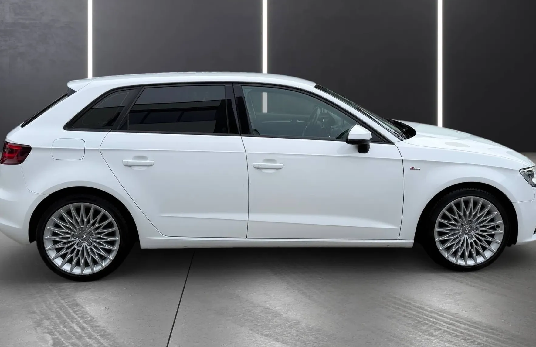 Zunanja slika - Audi A3 - 1.6 TDI S LINE LED NAVI PARKIRNI SENZORJI TEM TOP. - 7