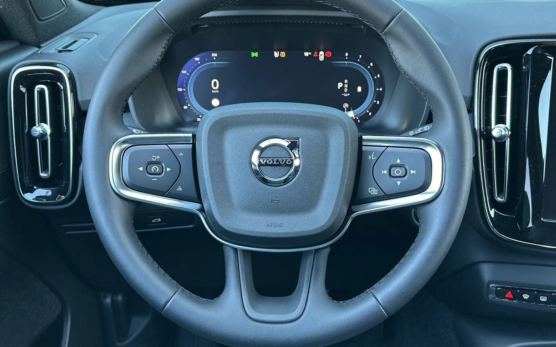 Notranja slika - Volvo XC40 - B3 P Core AT DCT 3 leta garancije + 3 servisi... - 13
