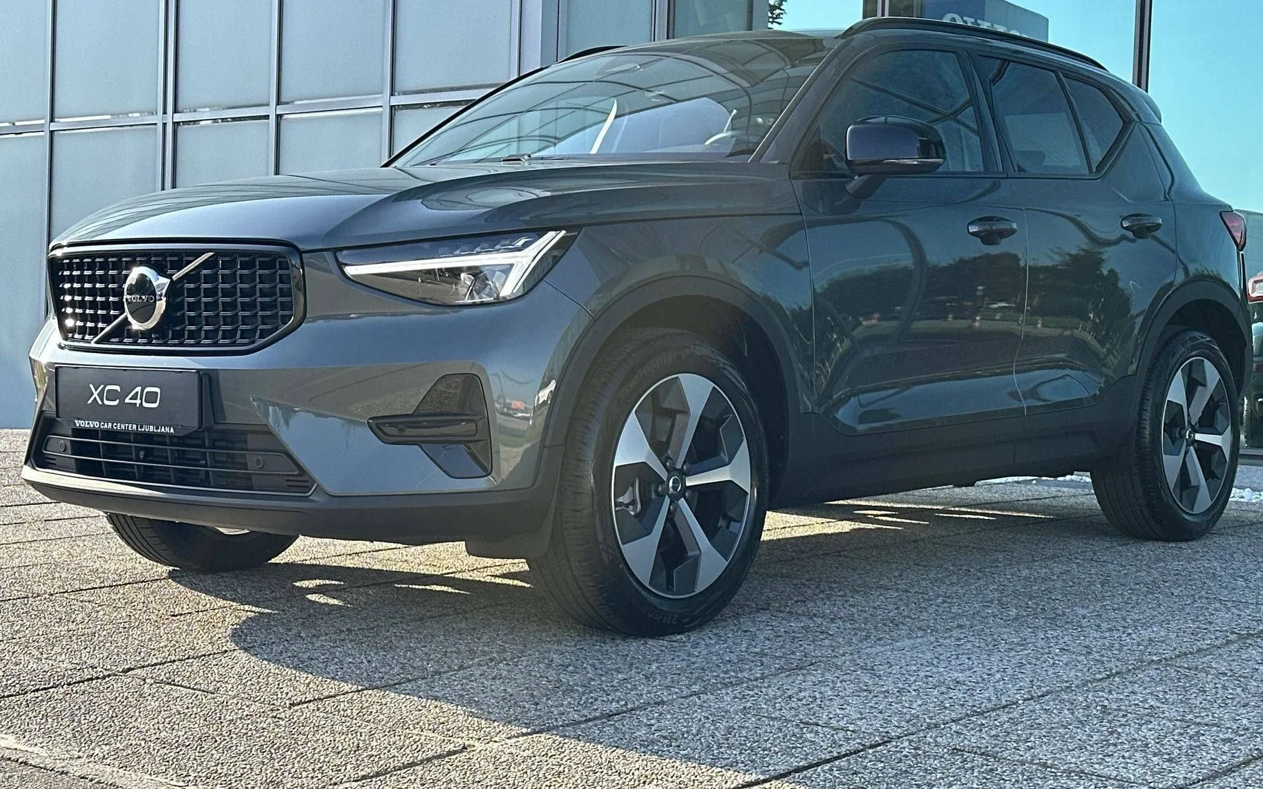 Zunanja slika - Volvo XC40 - B3 P Plus Dark AT DCT 3 leta garancije + 3 servi.. - 1