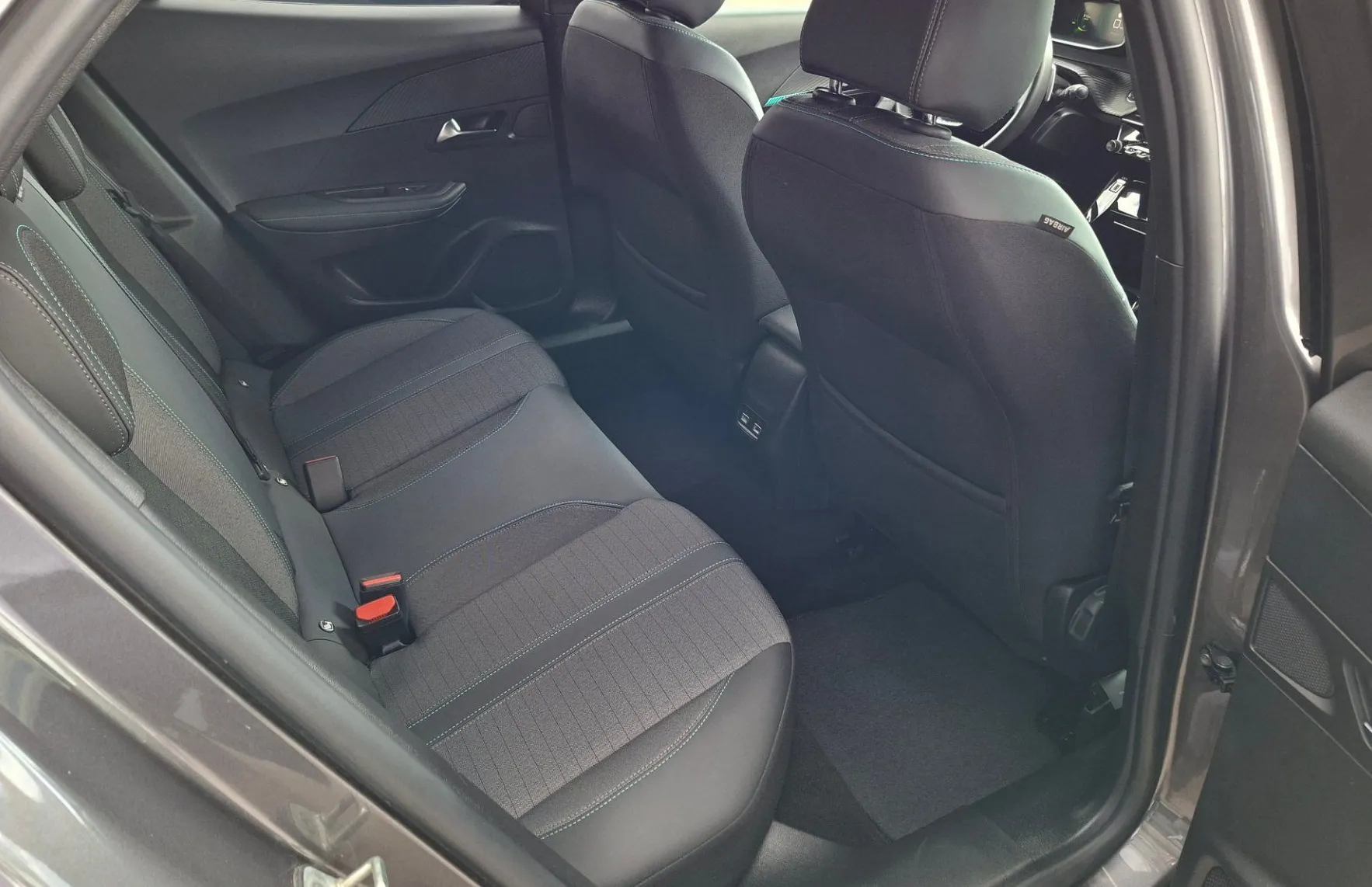 Zunanja slika - Peugeot 2008 - 1.2 PureTech 130 S S Allure Pack Avt. + KLJUKA - 9