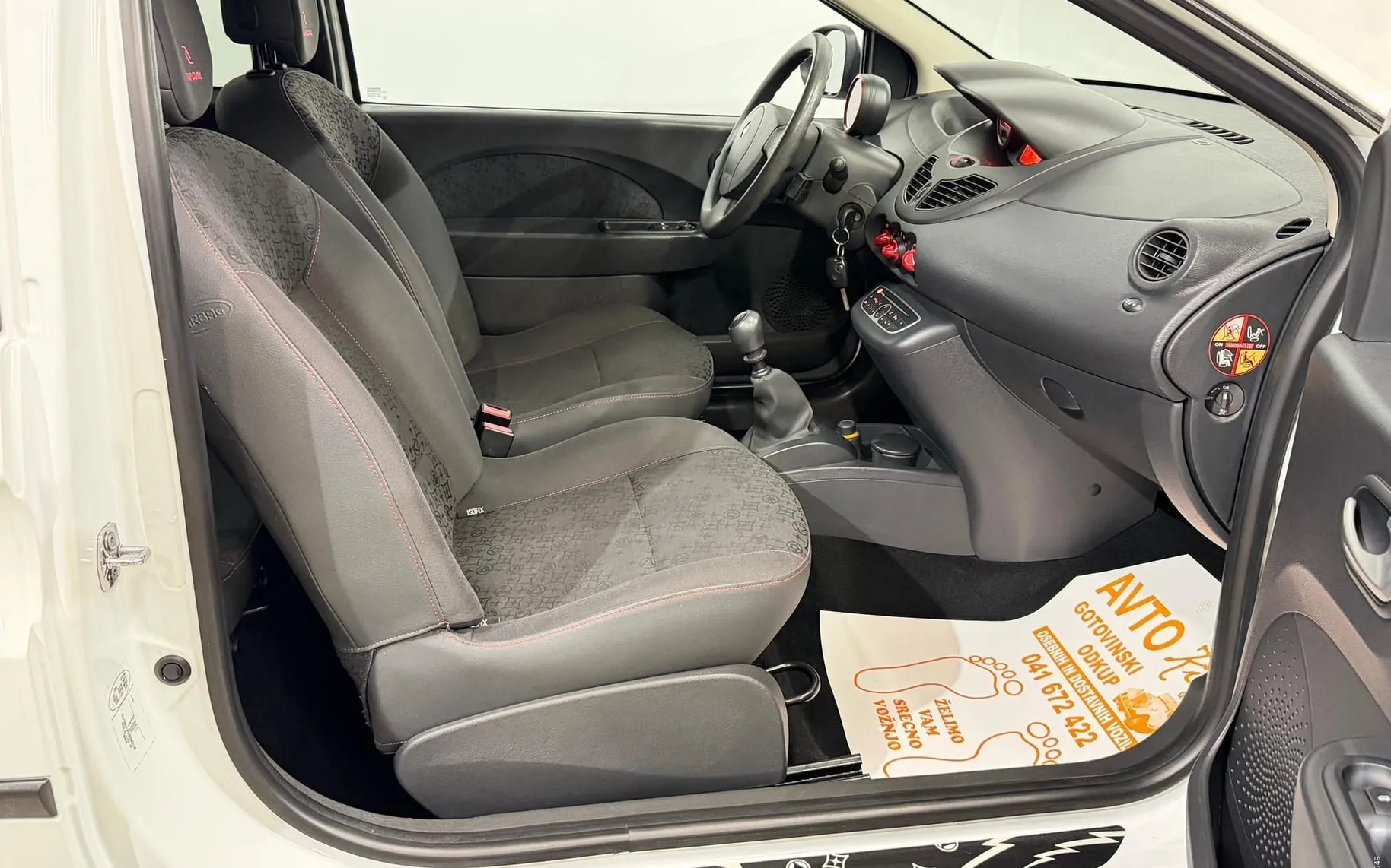 Notranja slika - Renault Twingo - Rip Curl 1.2-KLIMA-SLOVENSKI-SERV4SNA-KNJ-TRAJNIK - 10