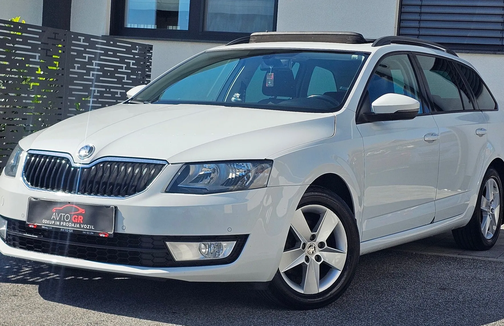 Zunanja slika - Škoda Octavia - Combi 1.6 TDI -PANORAMA-KAMERA-PDC-ODLIČNA-KREDIT - 13