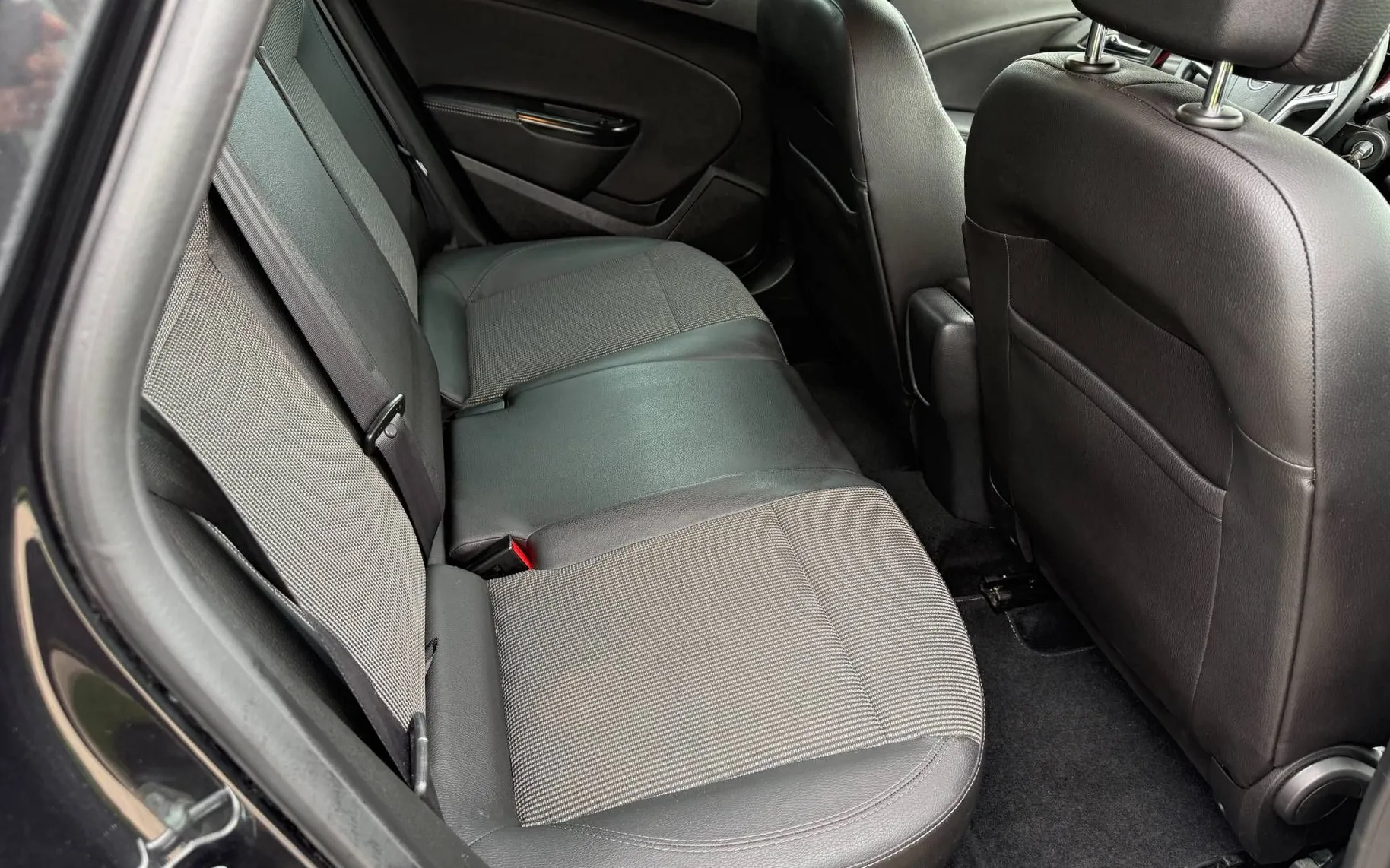 Notranja slika - Opel Astra - Sports Tourer 1.6 CDTI Cosmo-ALU-NAVI-LED-ODLIČNA - 12