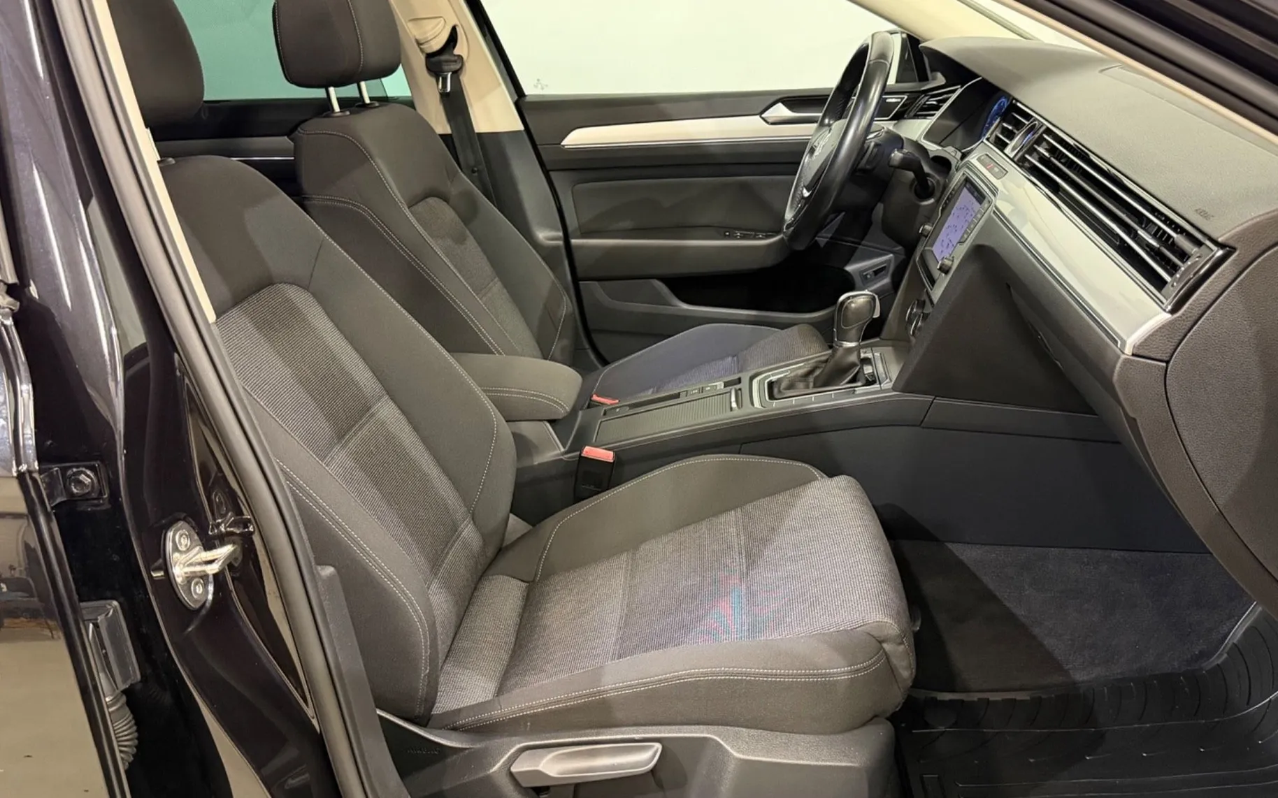 Notranja slika - VW Passat Variant - 2.0 TDI-FULL LED-VIRTUAL-PANO-DSG-MASAŽA-NAVI-ACC - 10