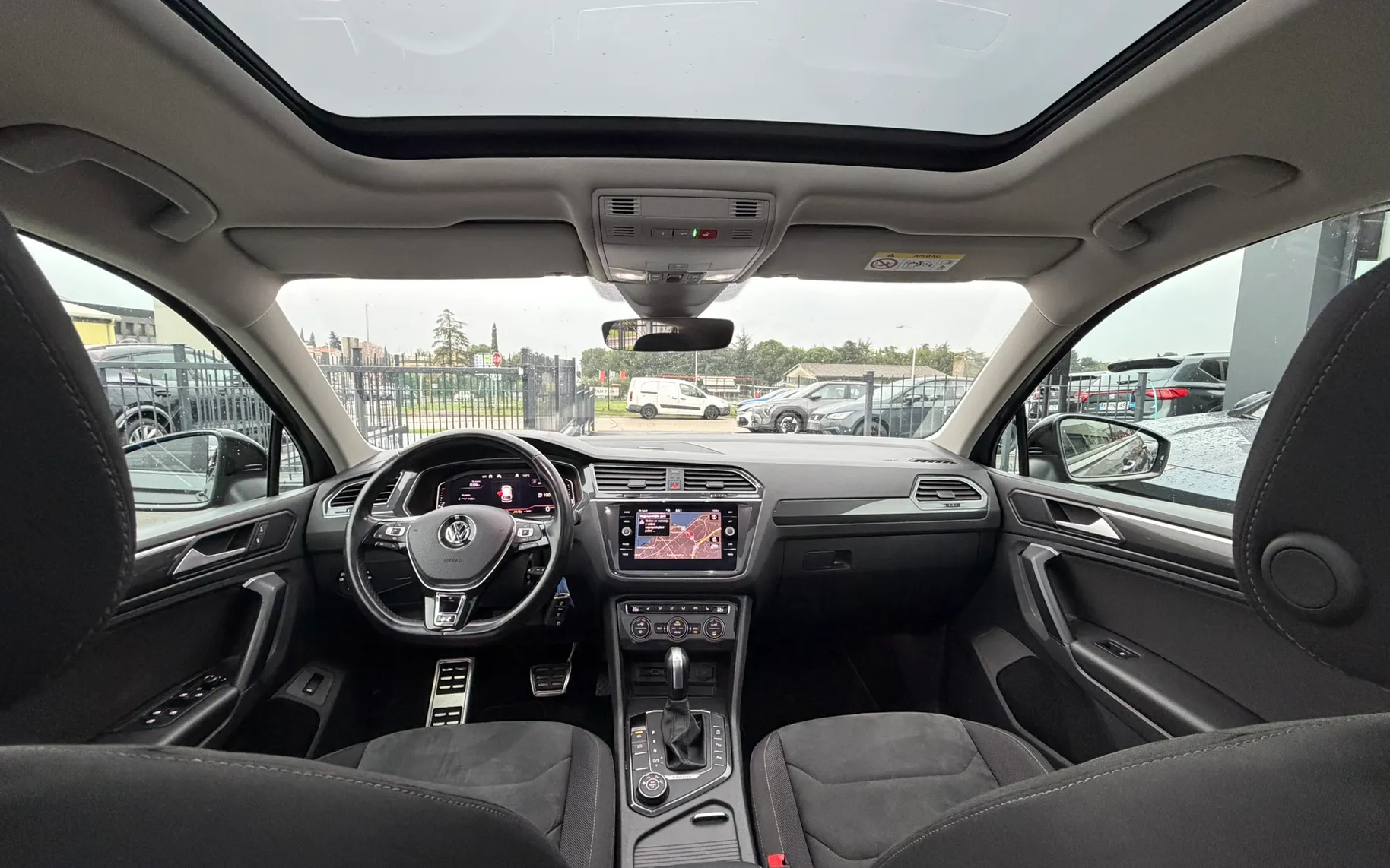 Zunanja slika - Volkswagen Tiguan - 2.0 TSI 4MOTION BMT avt. R-Line Ed.140kW BLACK ED. - 11