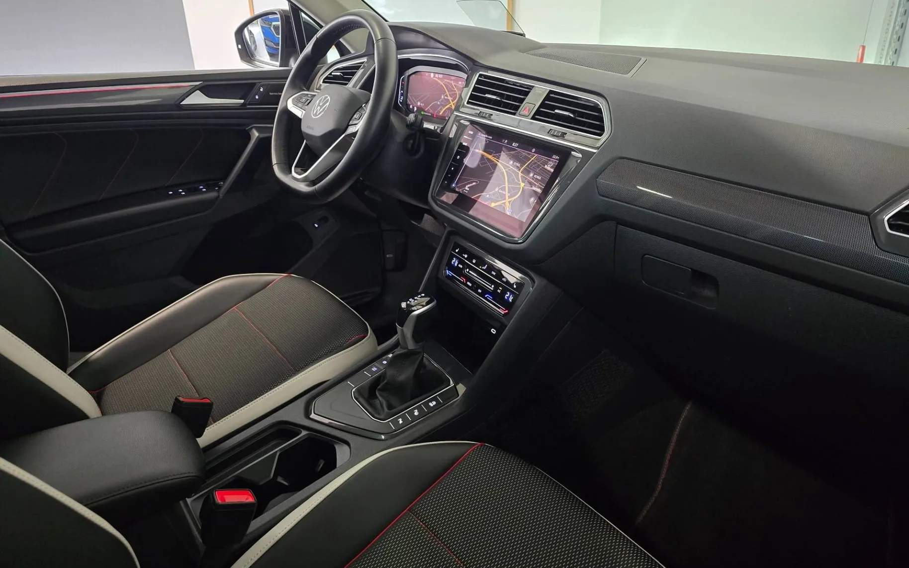 Notranja slika - Volkswagen Tiguan - Urban Sport 2.0 TDI DSG- Matrix.pano.HarmanK.asist - 10