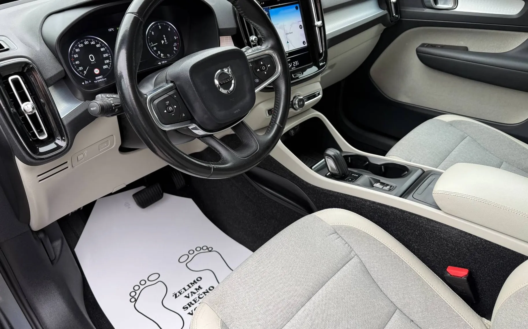 Notranja slika - Volvo XC40 - D3 Momentum Avt.-1 LASTNIK-ALU-KAM-LED-VIRTUAL-NAV - 8