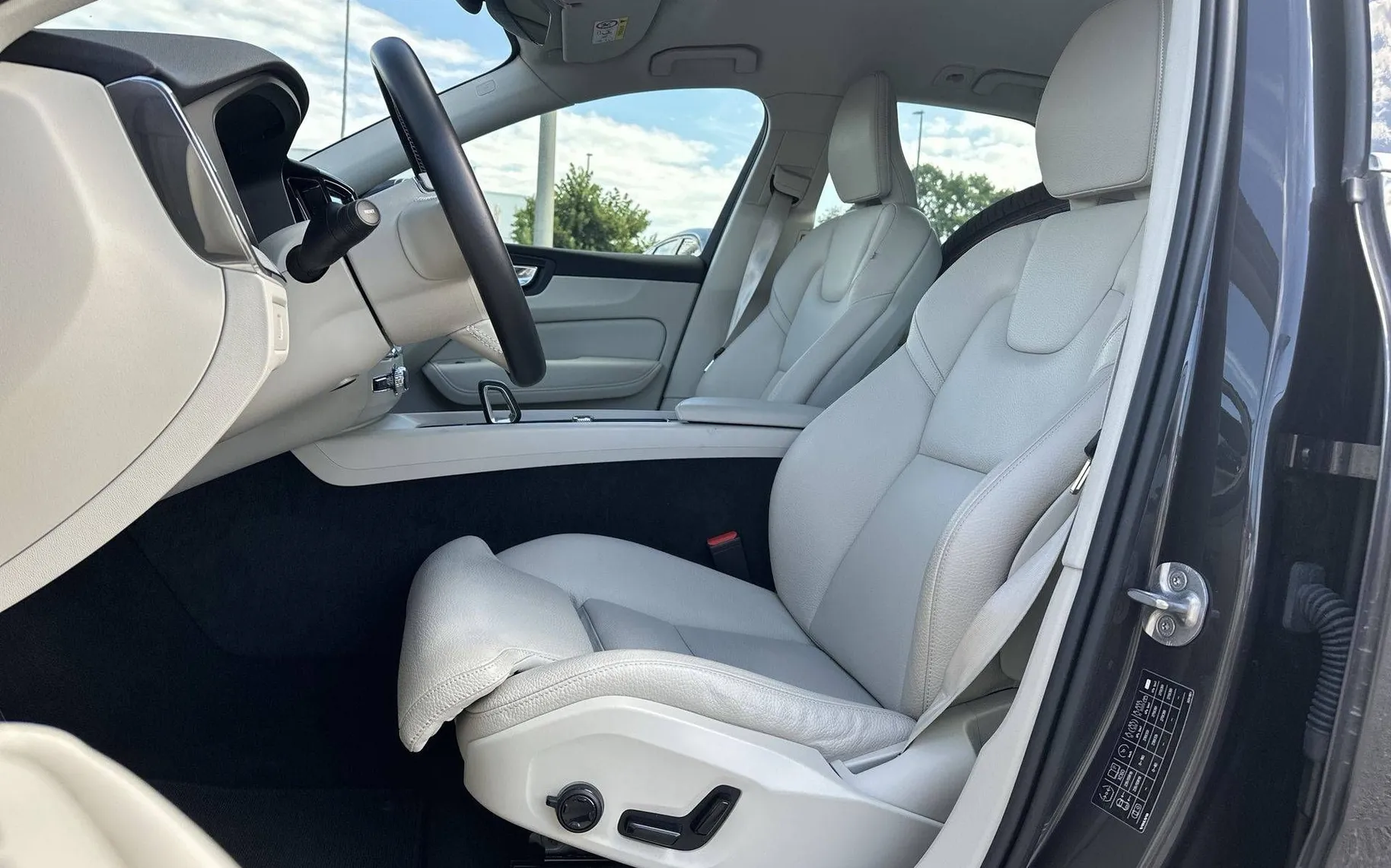 Notranja slika - Volvo XC60 - B4D AWD Plus Bright Avt. - 10