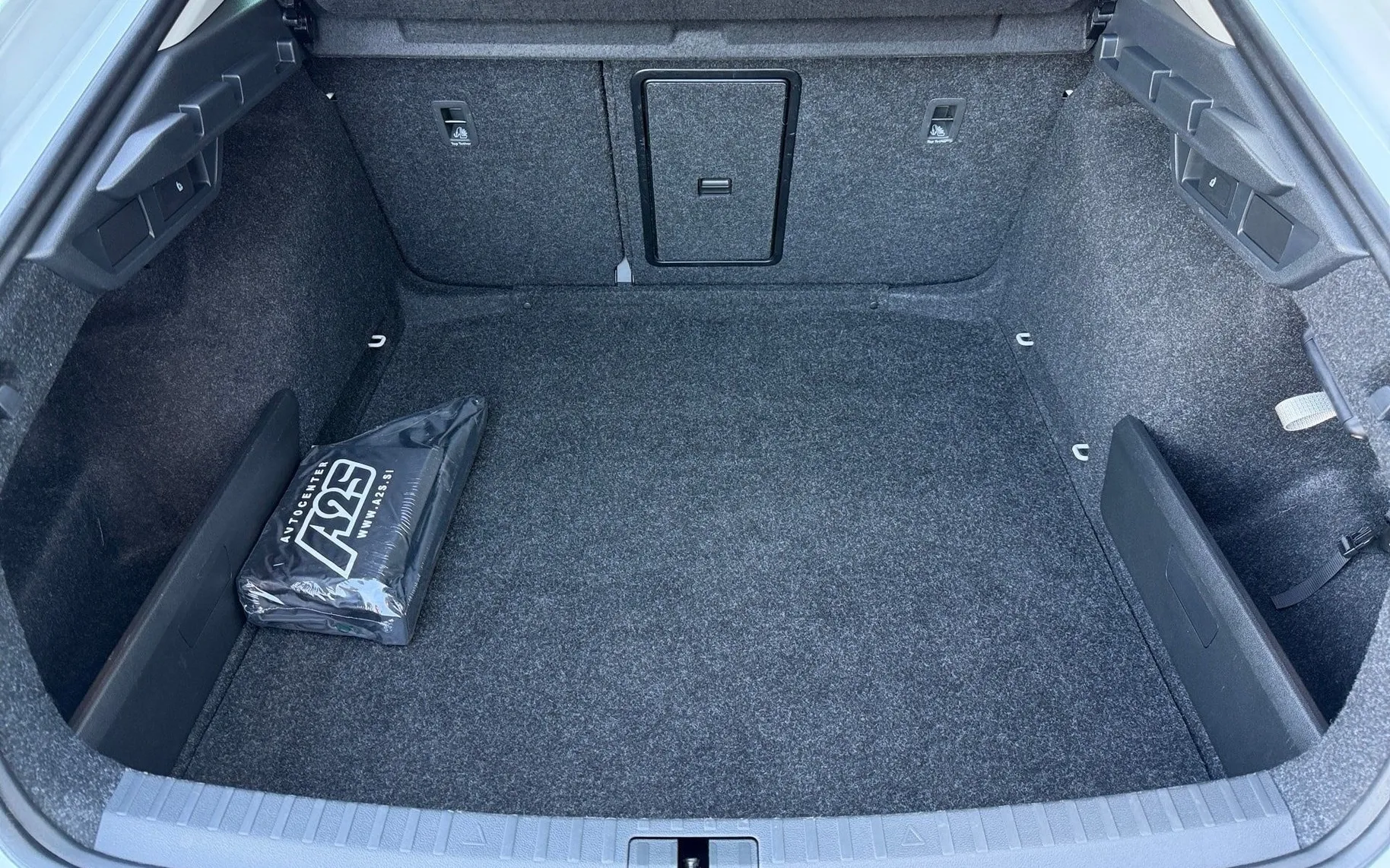 Notranja slika - Škoda Octavia - 2.0 TDI Ambition DSG-LED-PDC-Vzvr. kamera-AppConn. - 12