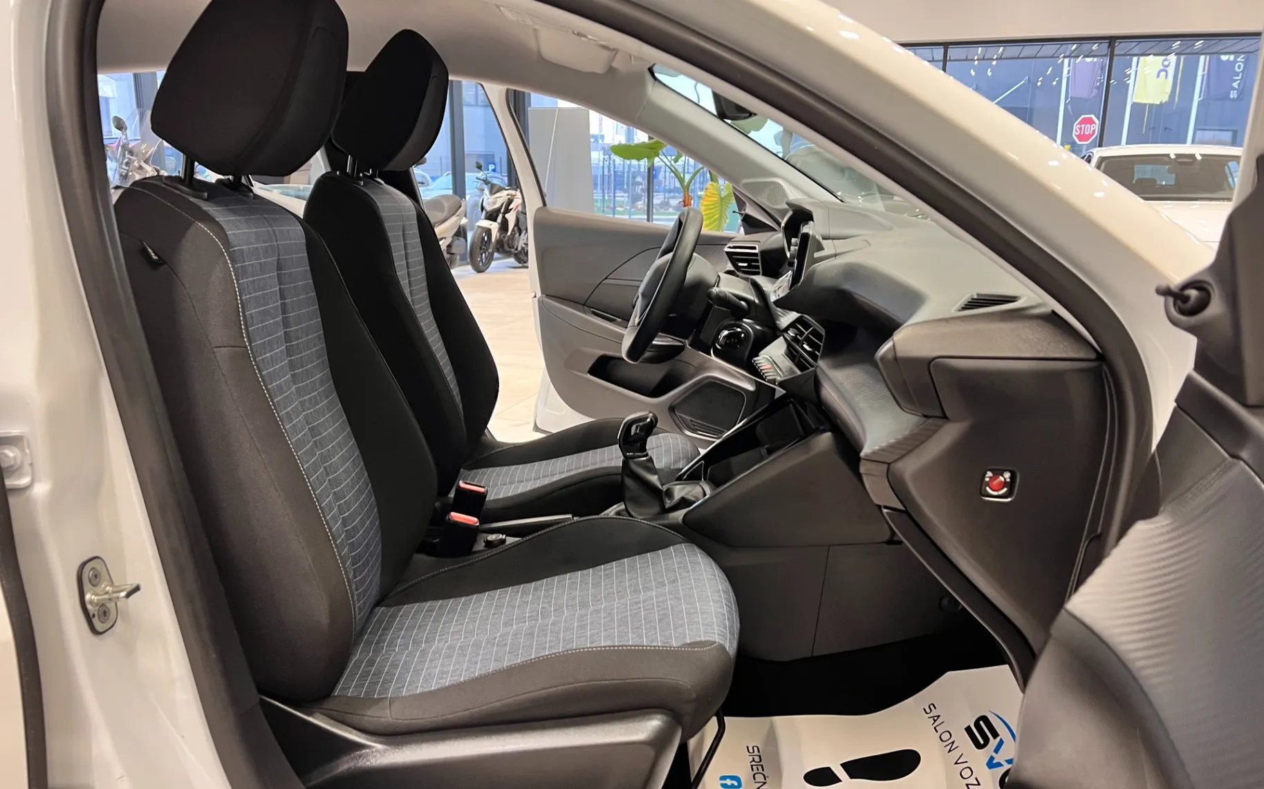 Zunanja slika - Peugeot 208 - 1.2-1.LASTNIK-63.000KM-ODLIČEN-OBROK ŽE 95€ - 9