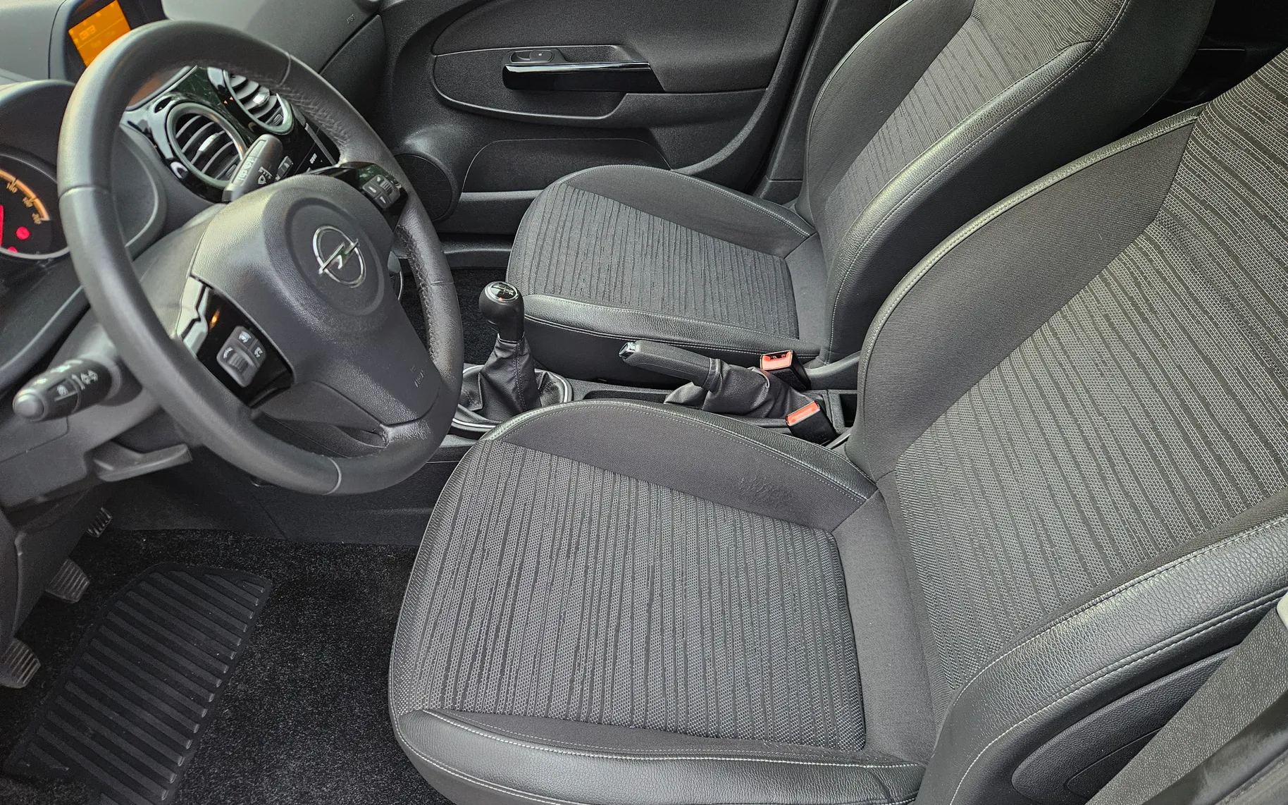 Notranja slika - Opel Corsa - Active 1,4 16V - 8