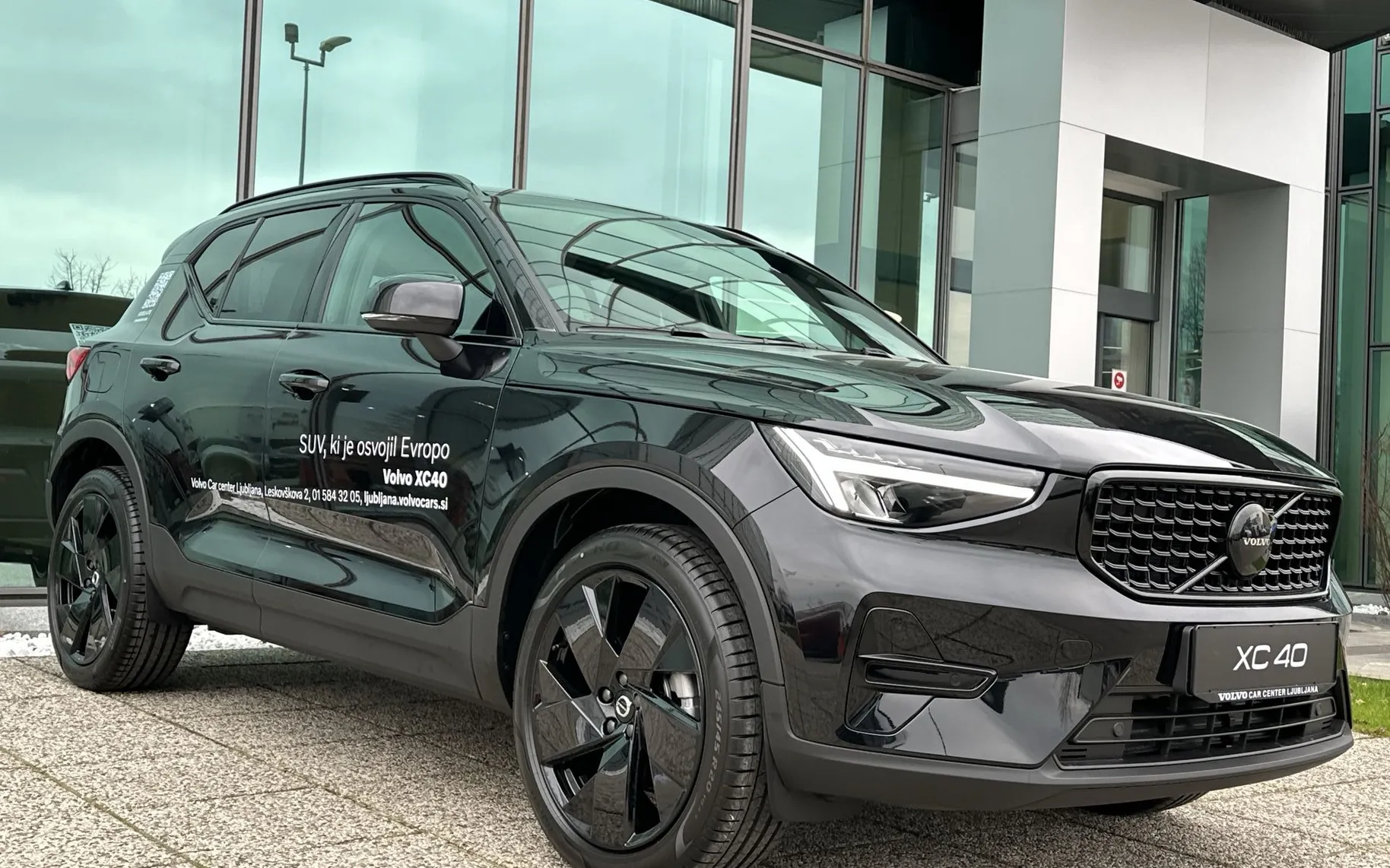 Zunanja slika - Volvo XC40 - B3  P  Plus Black Edition... - 3