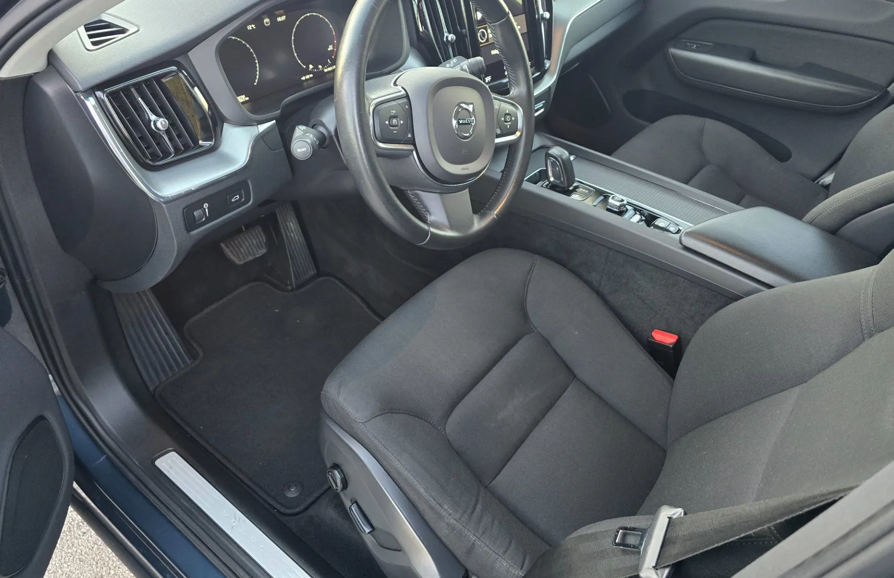 Zunanja slika - Volvo XC60 - B4P Momentum Aut - 9